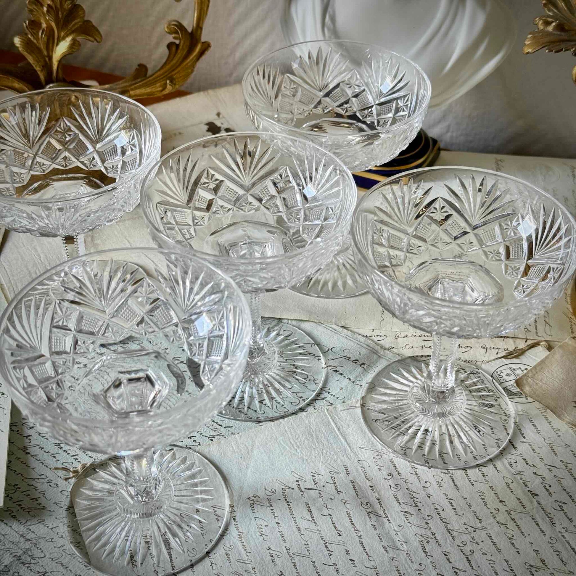 English: Saint-Louis crystal champagne glass, Gavarni model, early 20th century ; 日本語: サンルイ クリスタル シャンパングラス ガヴァルニ モデル 20世紀前半 ; Français: coupe à champagne en cristal Saint-Louis, modèle Gavarni, première moitié du XXe siècle