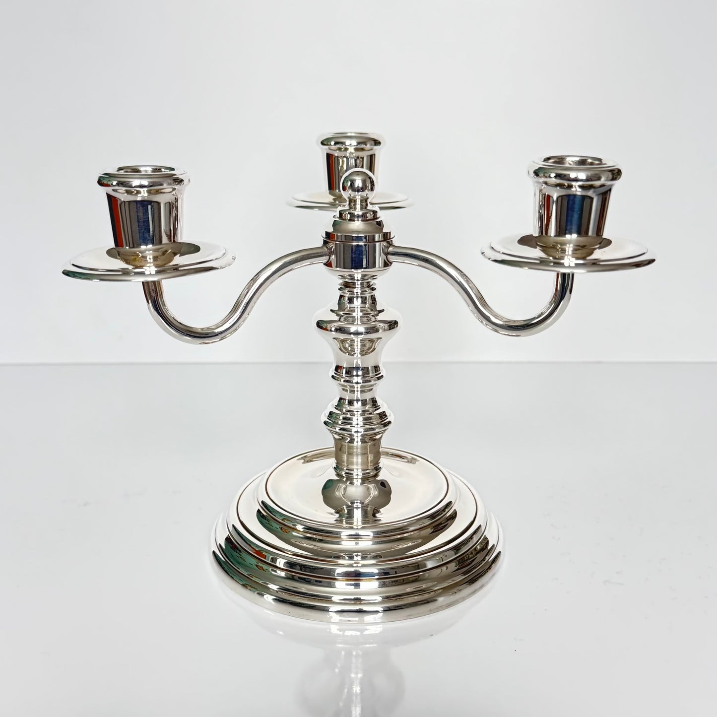 English: Pair of Christofle “Albi” three-light silver-plated candelabra, France, 1970s–80s. Elegant design with classical lines. ; français : Paire de chandeliers Christofle « Albi » à trois lumières en métal argenté, France, années 1970–80. Design sobre et élégant. ; 日本語 : クリストフル「アルビ」三灯式シルバープレートキャンデラブラ ペア。フランス製、1970〜80年代。クラシックでエレガントなデザイン。