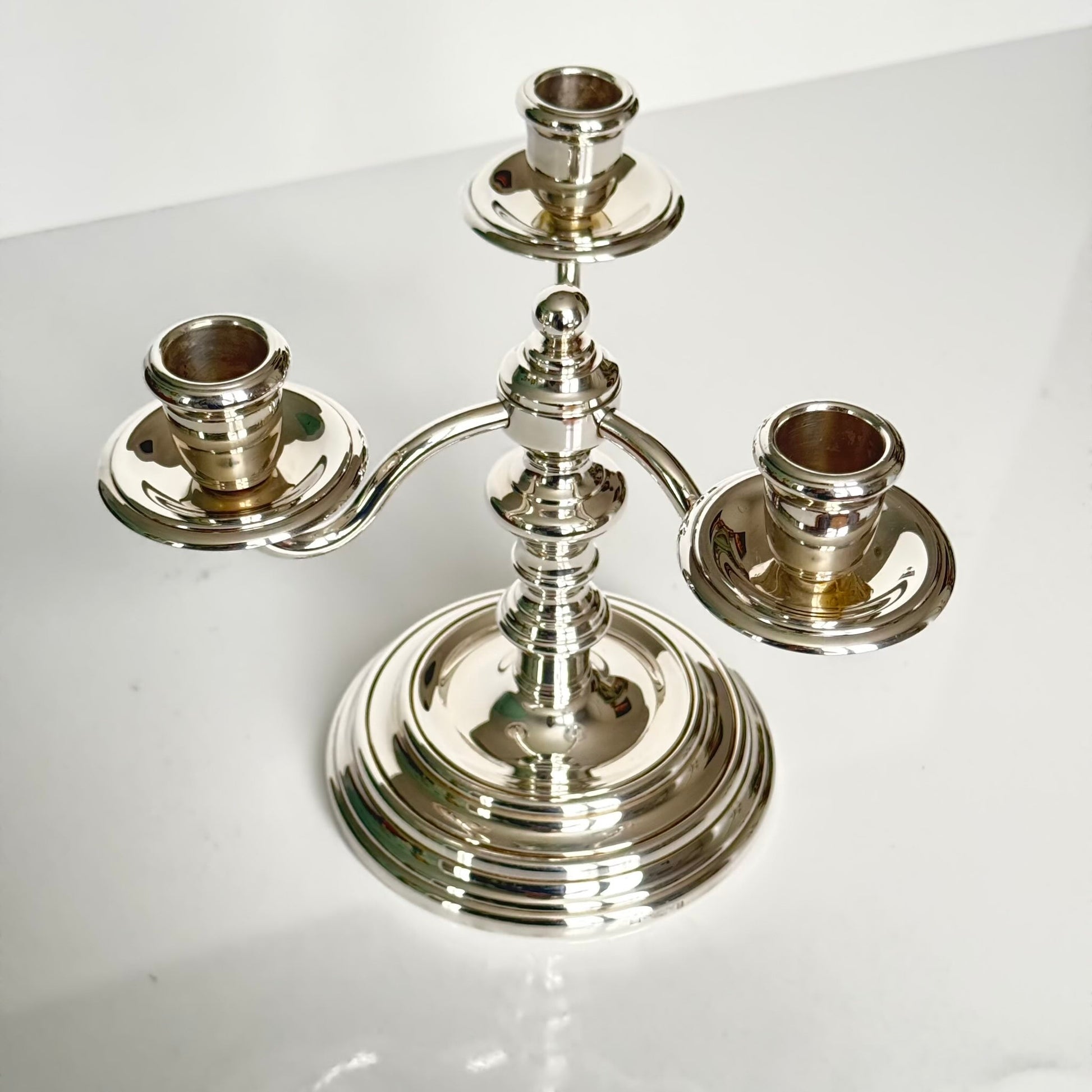 English: Pair of Christofle “Albi” three-light silver-plated candelabra, France, 1970s–80s. Elegant design with classical lines. ; français : Paire de chandeliers Christofle « Albi » à trois lumières en métal argenté, France, années 1970–80. Design sobre et élégant. ; 日本語 : クリストフル「アルビ」三灯式シルバープレートキャンデラブラ ペア。フランス製、1970〜80年代。クラシックでエレガントなデザイン。