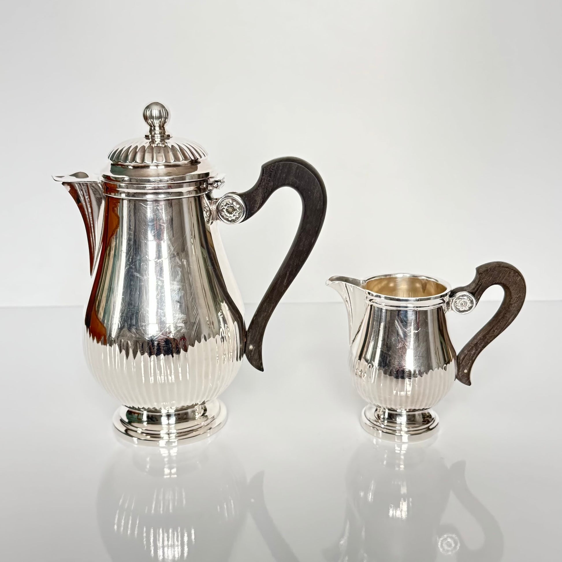 English: Christofle Gallia silver-plated coffee or tea pot and creamer set, France, 1920s. Simple and elegant design ; Français : Verseuse et pot à lait en métal argenté Christofle Gallia, France, années 1920. Design simple et élégant. ; 日本語 : クリストフル「ガリア」銀メッキ コーヒー／ティーポット＆クリーマーセット、フランス 1920年代。シンプルでエレガントなデザイン。