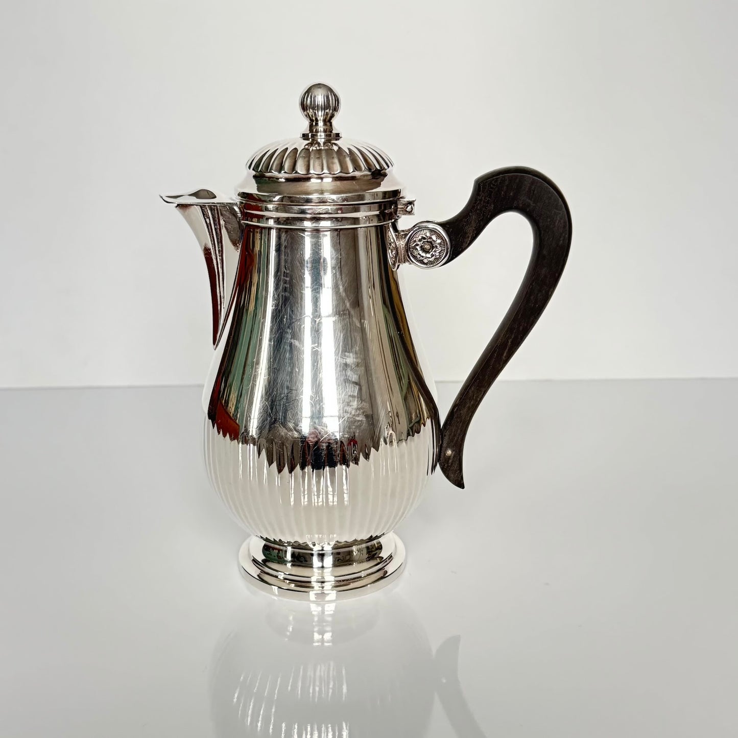 English: Christofle Gallia silver-plated coffee or tea pot and creamer set, France, 1920s. Simple and elegant design ; Français : Verseuse et pot à lait en métal argenté Christofle Gallia, France, années 1920. Design simple et élégant. ; 日本語 : クリストフル「ガリア」銀メッキ コーヒー／ティーポット＆クリーマーセット、フランス 1920年代。シンプルでエレガントなデザイン。