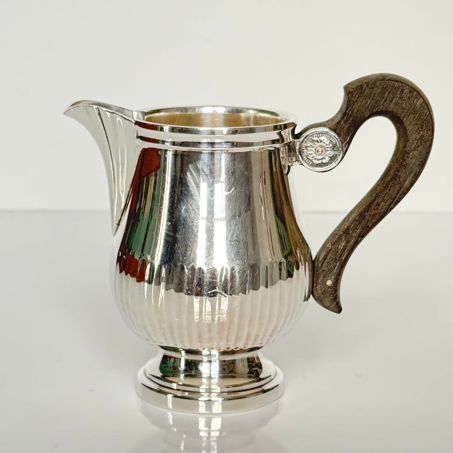 English: Christofle Gallia silver-plated coffee or tea pot and creamer set, France, 1920s. Simple and elegant design ; Français : Verseuse et pot à lait en métal argenté Christofle Gallia, France, années 1920. Design simple et élégant. ; 日本語 : クリストフル「ガリア」銀メッキ コーヒー／ティーポット＆クリーマーセット、フランス 1920年代。シンプルでエレガントなデザイン。
