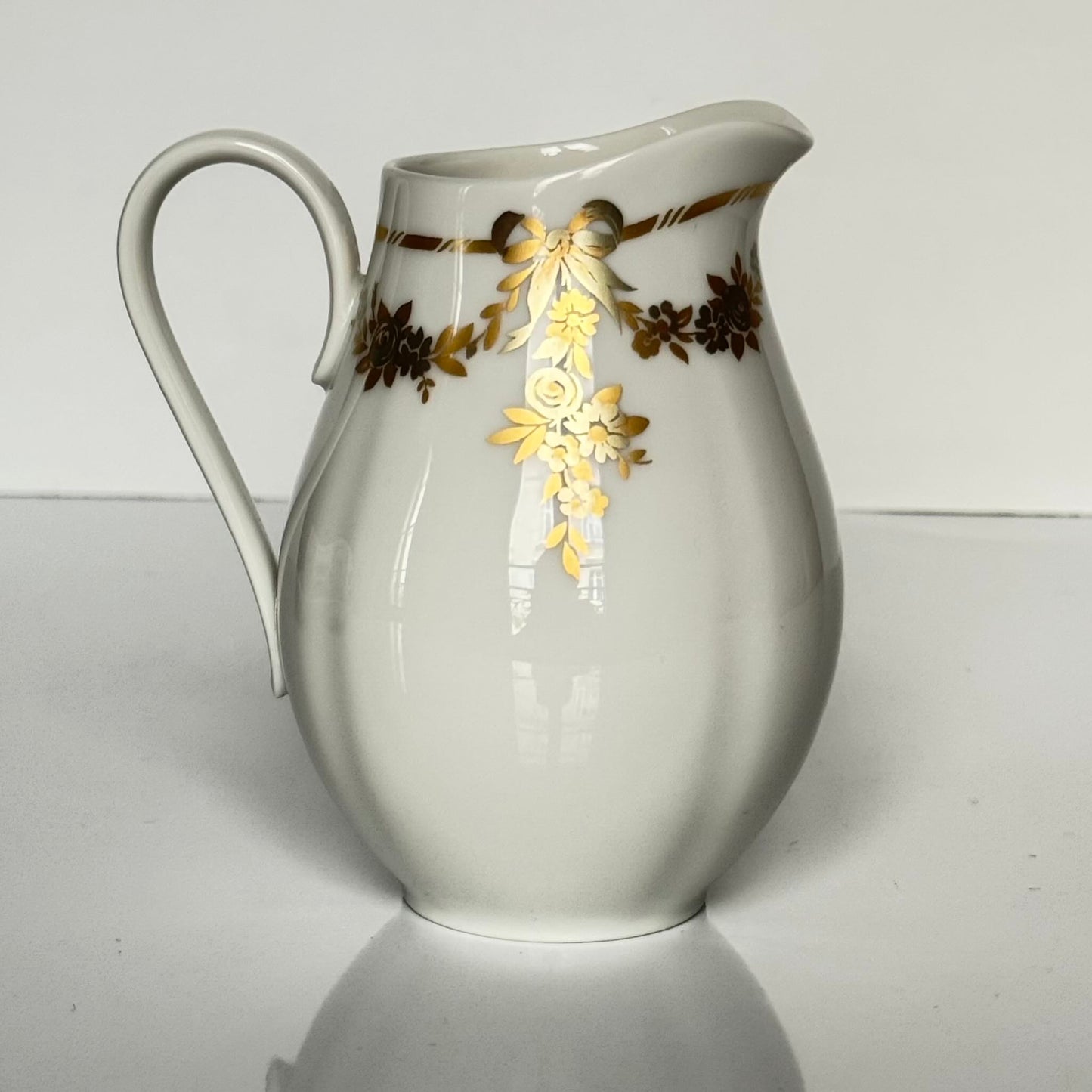 English: Vintage Bavaria “H&Co Selb” egoïste tea set with tea cup, two saucers, creamer, and sugar bowl, decorated with gilded bows and garlands. ; Français : Service à thé égoïste vintage Bavaria “H&Co Selb” comprenant tasse, 2 sous-tasses, pot à lait et sucrier, décoré de nœuds et guirlandes dorés. ; 日本語: ヴィンテージ ババリア「H&Co Selb」エゴイスト ティーセット（ティーカップ、ソーサー2枚、クリーマー、シュガーボウル）、金彩のリボンとガーランド装飾付き。