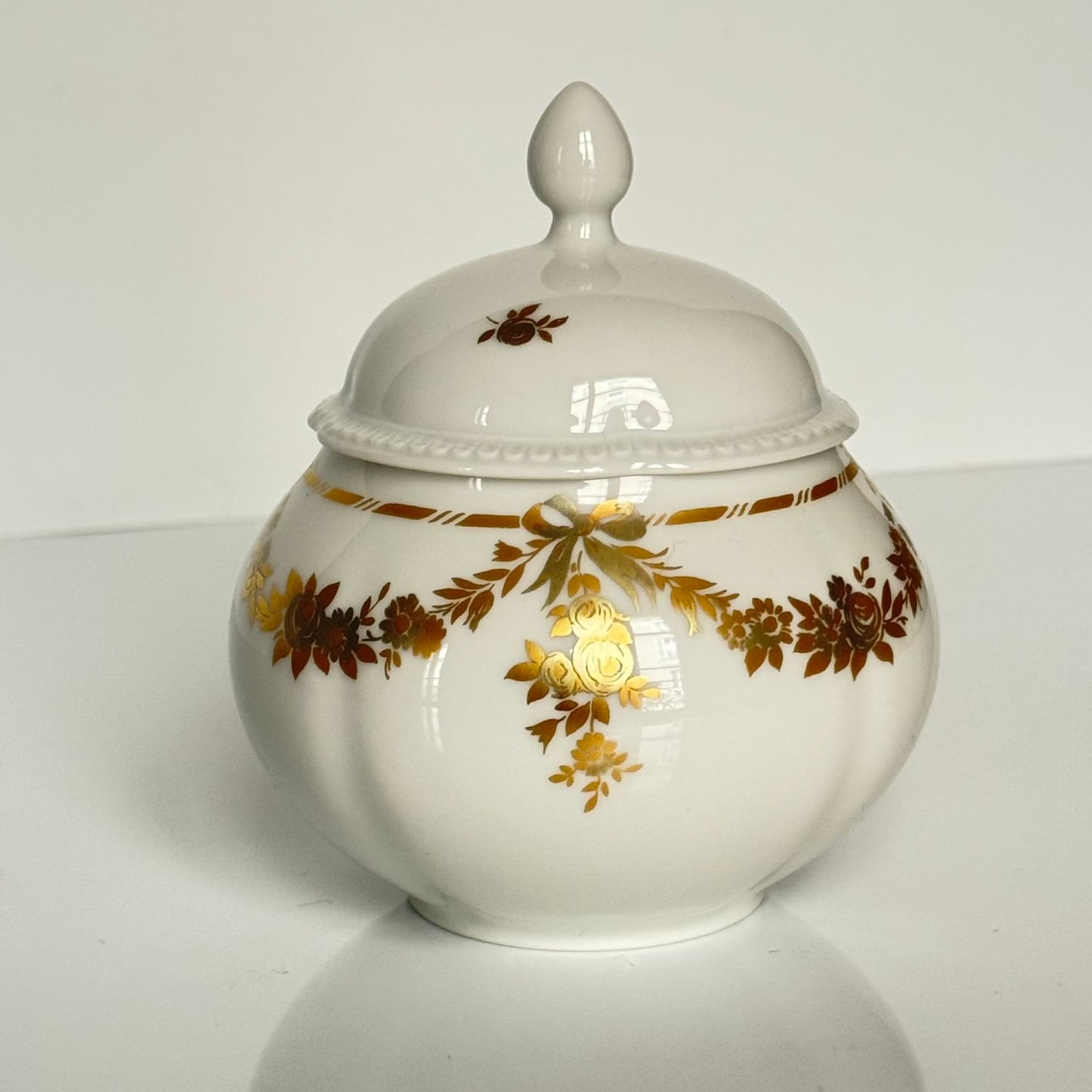 English: Vintage Bavaria “H&Co Selb” egoïste tea set with tea cup, two saucers, creamer, and sugar bowl, decorated with gilded bows and garlands. ; Français : Service à thé égoïste vintage Bavaria “H&Co Selb” comprenant tasse, 2 sous-tasses, pot à lait et sucrier, décoré de nœuds et guirlandes dorés. ; 日本語: ヴィンテージ ババリア「H&Co Selb」エゴイスト ティーセット（ティーカップ、ソーサー2枚、クリーマー、シュガーボウル）、金彩のリボンとガーランド装飾付き。