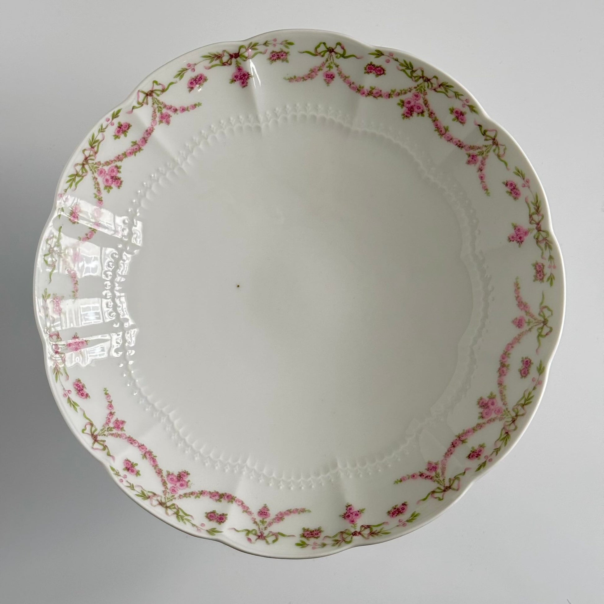 English: Ahrenfeldt Limoges porcelain compote on pedestal with ribbon and floral garland decoration, late 19th to early 20th century, France. ;
Français : Compotier en porcelaine de Limoges Ahrenfeldt sur piédouche, décor de rubans et guirlandes de fleurs, fin XIXᵉ – début XXᵉ siècle. ;
日本語: アーレンフェルト製 リモージュ磁器の脚付きコンポティエ（フルーツスタンド）。リボンとガーランドの装飾、19世紀末〜20世紀初頭 フランス。