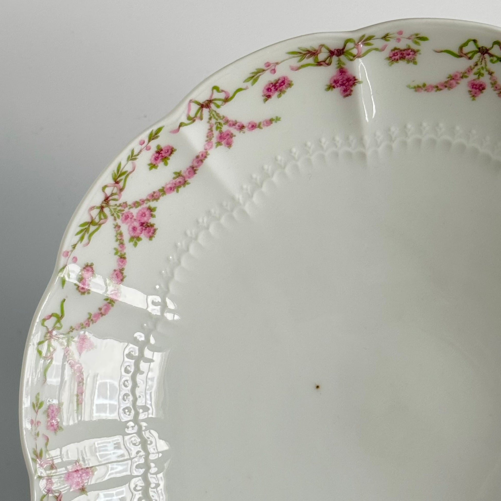 English: Ahrenfeldt Limoges porcelain compote on pedestal with ribbon and floral garland decoration, late 19th to early 20th century, France. ;
Français : Compotier en porcelaine de Limoges Ahrenfeldt sur piédouche, décor de rubans et guirlandes de fleurs, fin XIXᵉ – début XXᵉ siècle. ;
日本語: アーレンフェルト製 リモージュ磁器の脚付きコンポティエ（フルーツスタンド）。リボンとガーランドの装飾、19世紀末〜20世紀初頭 フランス。