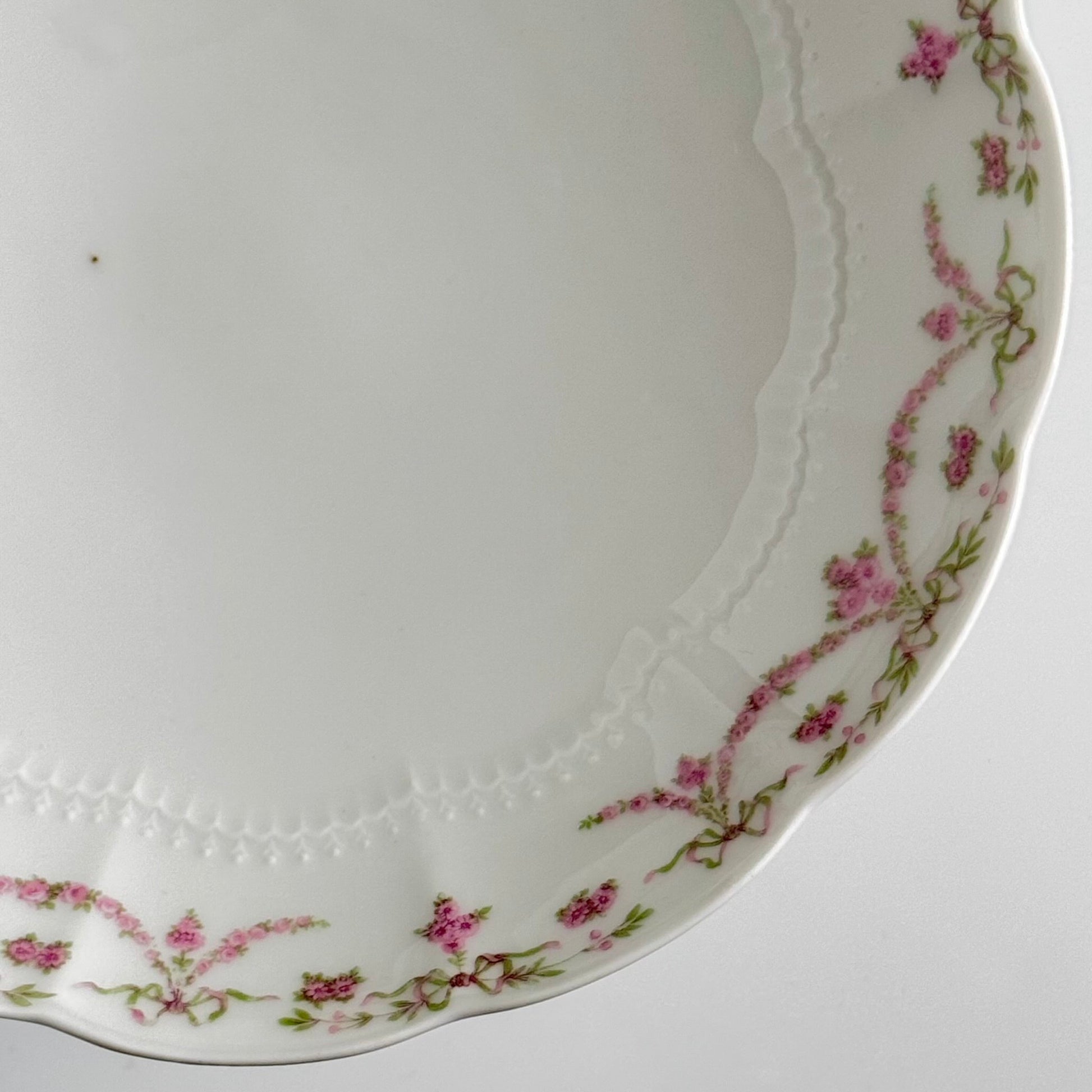 English: Ahrenfeldt Limoges porcelain compote on pedestal with ribbon and floral garland decoration, late 19th to early 20th century, France. ;
Français : Compotier en porcelaine de Limoges Ahrenfeldt sur piédouche, décor de rubans et guirlandes de fleurs, fin XIXᵉ – début XXᵉ siècle. ;
日本語: アーレンフェルト製 リモージュ磁器の脚付きコンポティエ（フルーツスタンド）。リボンとガーランドの装飾、19世紀末〜20世紀初頭 フランス。