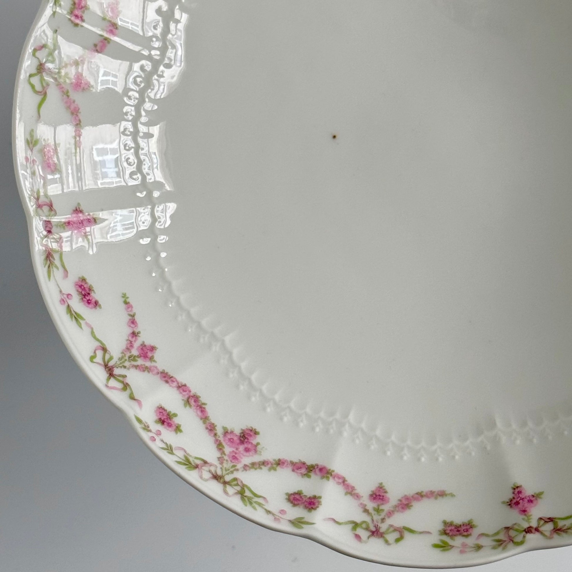 English: Ahrenfeldt Limoges porcelain compote on pedestal with ribbon and floral garland decoration, late 19th to early 20th century, France. ;
Français : Compotier en porcelaine de Limoges Ahrenfeldt sur piédouche, décor de rubans et guirlandes de fleurs, fin XIXᵉ – début XXᵉ siècle. ;
日本語: アーレンフェルト製 リモージュ磁器の脚付きコンポティエ（フルーツスタンド）。リボンとガーランドの装飾、19世紀末〜20世紀初頭 フランス。