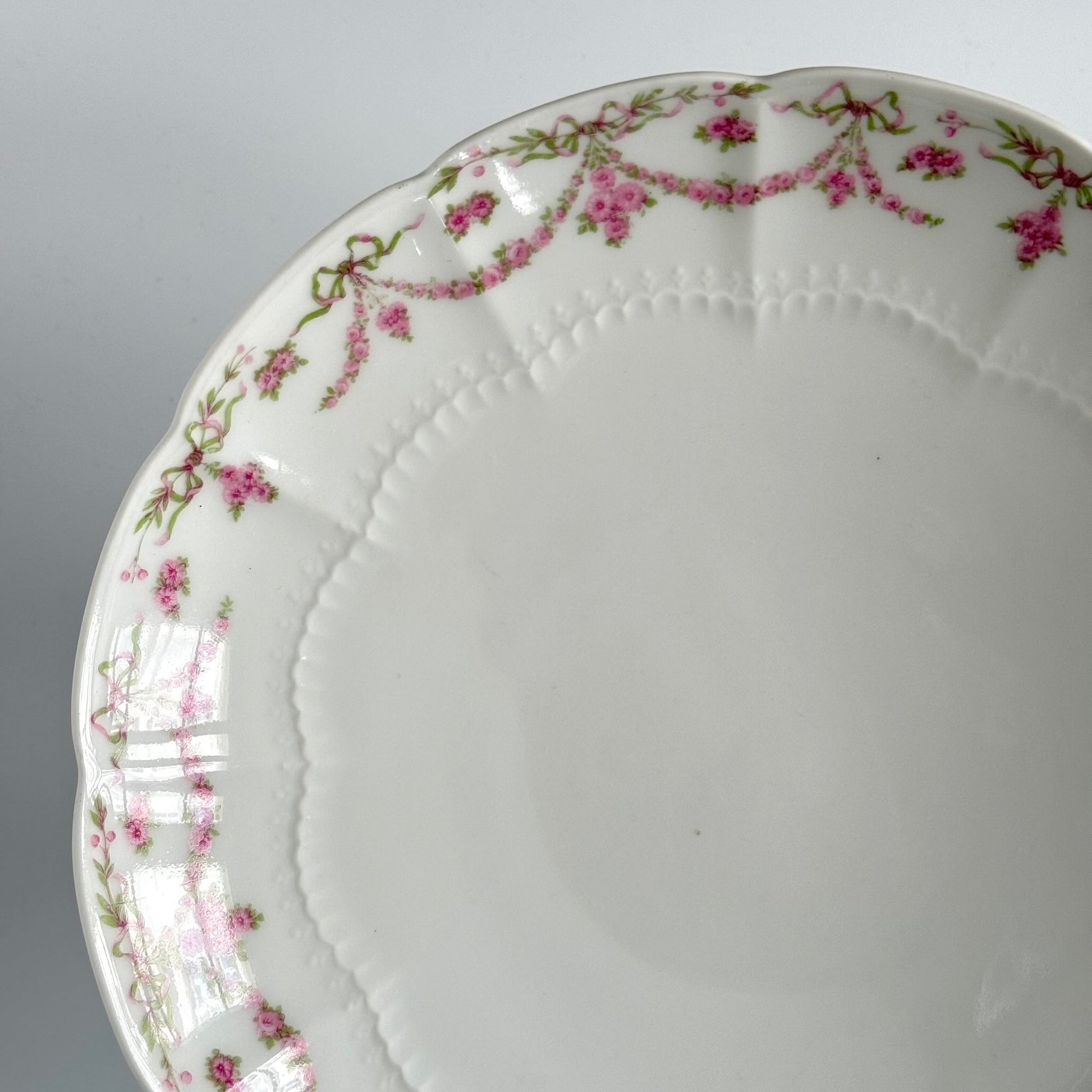 English: Ahrenfeldt Limoges porcelain compote on pedestal with ribbon and floral garland decoration, late 19th to early 20th century, France. ;
Français : Compotier en porcelaine de Limoges Ahrenfeldt sur piédouche, décor de rubans et guirlandes de fleurs, fin XIXᵉ – début XXᵉ siècle. ;
日本語: アーレンフェルト製 リモージュ磁器の脚付きコンポティエ（フルーツスタンド）。リボンとガーランドの装飾、19世紀末〜20世紀初頭 フランス。