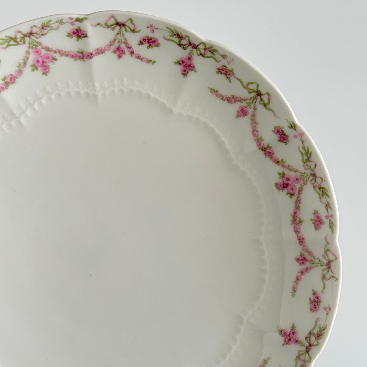 English: Ahrenfeldt Limoges porcelain compote on pedestal with ribbon and floral garland decoration, late 19th to early 20th century, France. ;
Français : Compotier en porcelaine de Limoges Ahrenfeldt sur piédouche, décor de rubans et guirlandes de fleurs, fin XIXᵉ – début XXᵉ siècle. ;
日本語: アーレンフェルト製 リモージュ磁器の脚付きコンポティエ（フルーツスタンド）。リボンとガーランドの装飾、19世紀末〜20世紀初頭 フランス。