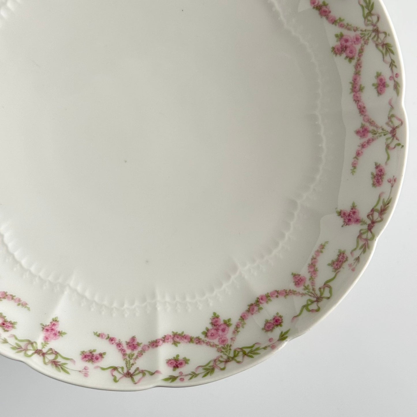 English: Ahrenfeldt Limoges porcelain compote on pedestal with ribbon and floral garland decoration, late 19th to early 20th century, France. ;
Français : Compotier en porcelaine de Limoges Ahrenfeldt sur piédouche, décor de rubans et guirlandes de fleurs, fin XIXᵉ – début XXᵉ siècle. ;
日本語: アーレンフェルト製 リモージュ磁器の脚付きコンポティエ（フルーツスタンド）。リボンとガーランドの装飾、19世紀末〜20世紀初頭 フランス。