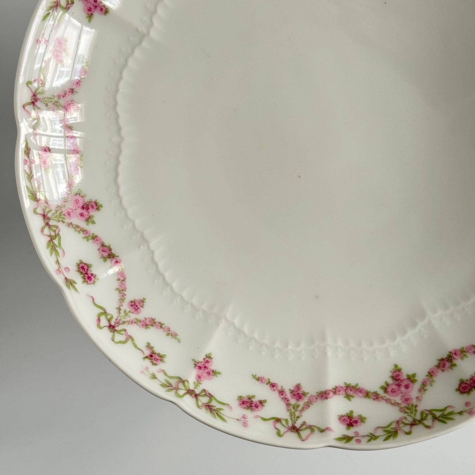 English: Ahrenfeldt Limoges porcelain compote on pedestal with ribbon and floral garland decoration, late 19th to early 20th century, France. ;
Français : Compotier en porcelaine de Limoges Ahrenfeldt sur piédouche, décor de rubans et guirlandes de fleurs, fin XIXᵉ – début XXᵉ siècle. ;
日本語: アーレンフェルト製 リモージュ磁器の脚付きコンポティエ（フルーツスタンド）。リボンとガーランドの装飾、19世紀末〜20世紀初頭 フランス。