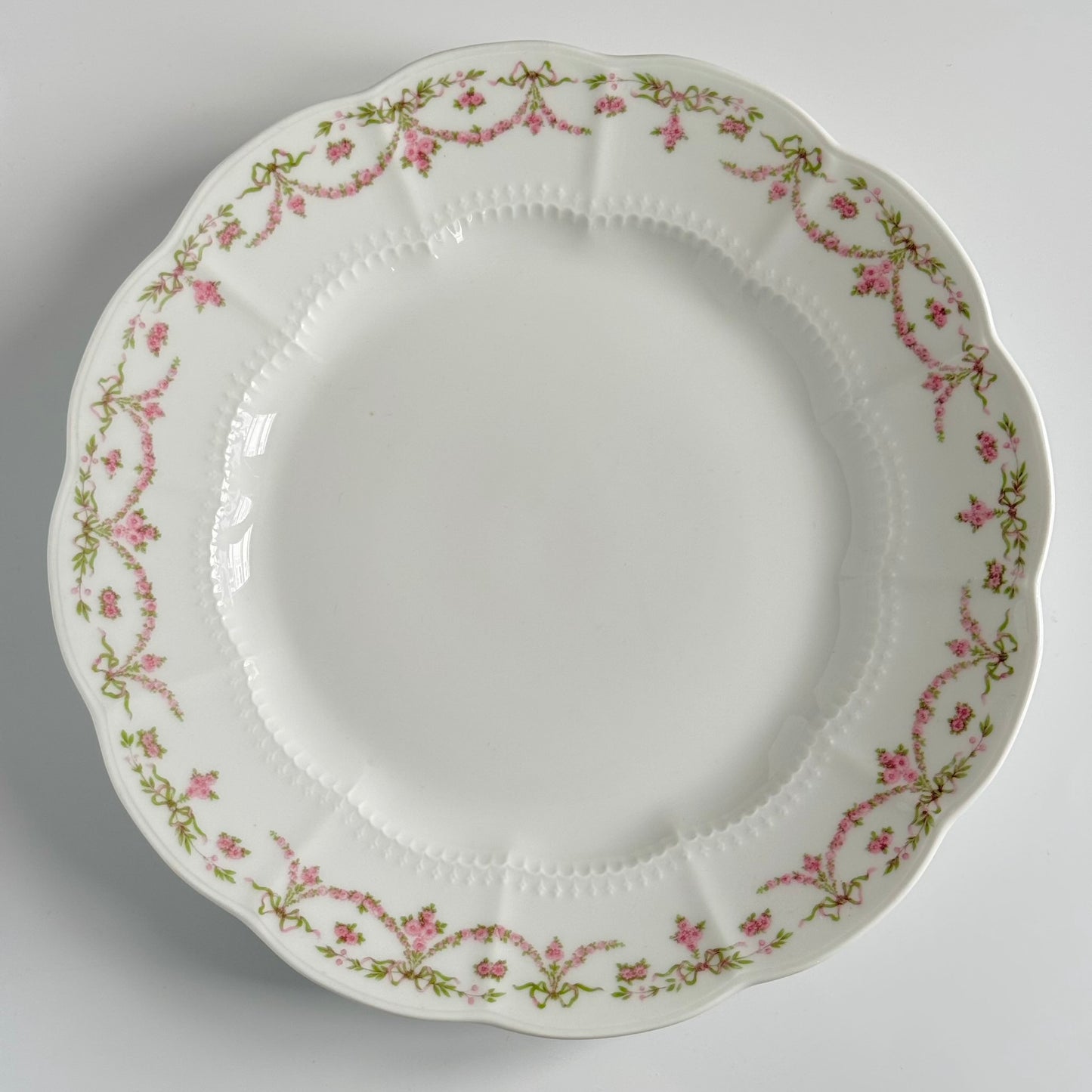 English: Ahrenfeldt Limoges porcelain serving platter with ribbon and floral garland decoration, late 19th–early 20th century ; Français : Plat de service en porcelaine Limoges Ahrenfeldt avec décor de rubans et guirlandes florales, fin XIXᵉ – début XXᵉ siècle ; 日本語: リモージュ Ahrenfeldt 製 ポーセリン大型プレート（リボンと花のガーランド装飾）、19世紀末〜20世紀初頭。