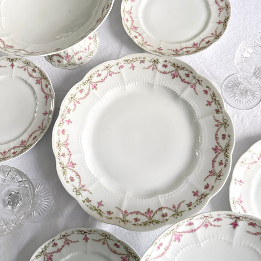 English: Ahrenfeldt Limoges porcelain serving platter with ribbon and floral garland decoration, late 19th–early 20th century ; Français : Plat de service en porcelaine Limoges Ahrenfeldt avec décor de rubans et guirlandes florales, fin XIXᵉ – début XXᵉ siècle ; 日本語: リモージュ Ahrenfeldt 製 ポーセリン大型プレート（リボンと花のガーランド装飾）、19世紀末〜20世紀初頭。