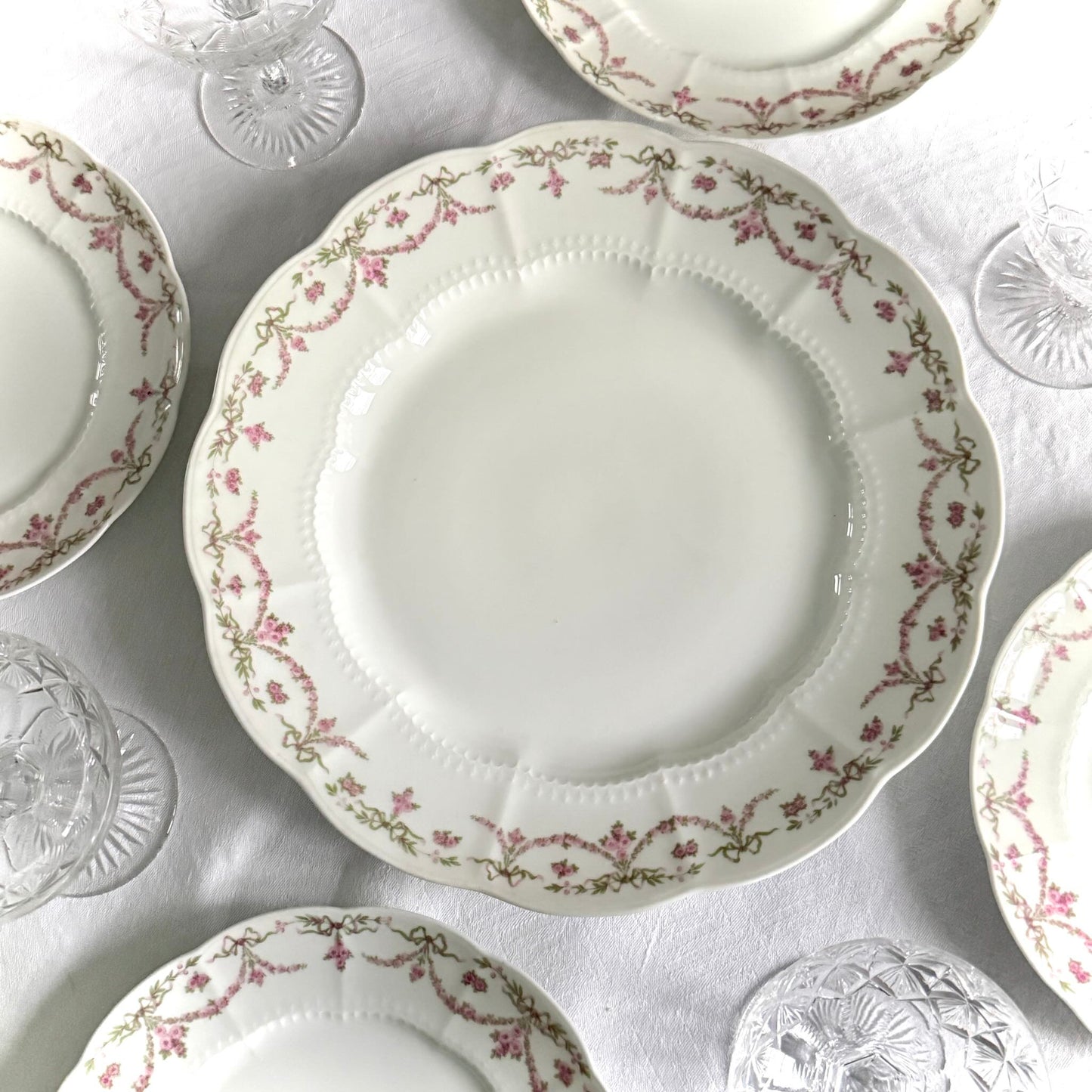 English: Ahrenfeldt Limoges porcelain serving platter with ribbon and floral garland decoration, late 19th–early 20th century ; Français : Plat de service en porcelaine Limoges Ahrenfeldt avec décor de rubans et guirlandes florales, fin XIXᵉ – début XXᵉ siècle ; 日本語: リモージュ Ahrenfeldt 製 ポーセリン大型プレート（リボンと花のガーランド装飾）、19世紀末〜20世紀初頭。