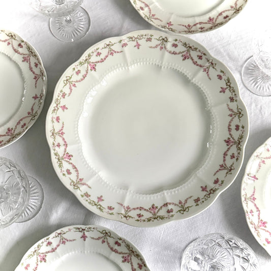 English: Ahrenfeldt Limoges porcelain serving platter with ribbon and floral garland decoration, late 19th–early 20th century ; Français : Plat de service en porcelaine Limoges Ahrenfeldt avec décor de rubans et guirlandes florales, fin XIXᵉ – début XXᵉ siècle ; 日本語: リモージュ Ahrenfeldt 製 ポーセリン大型プレート（リボンと花のガーランド装飾）、19世紀末〜20世紀初頭。