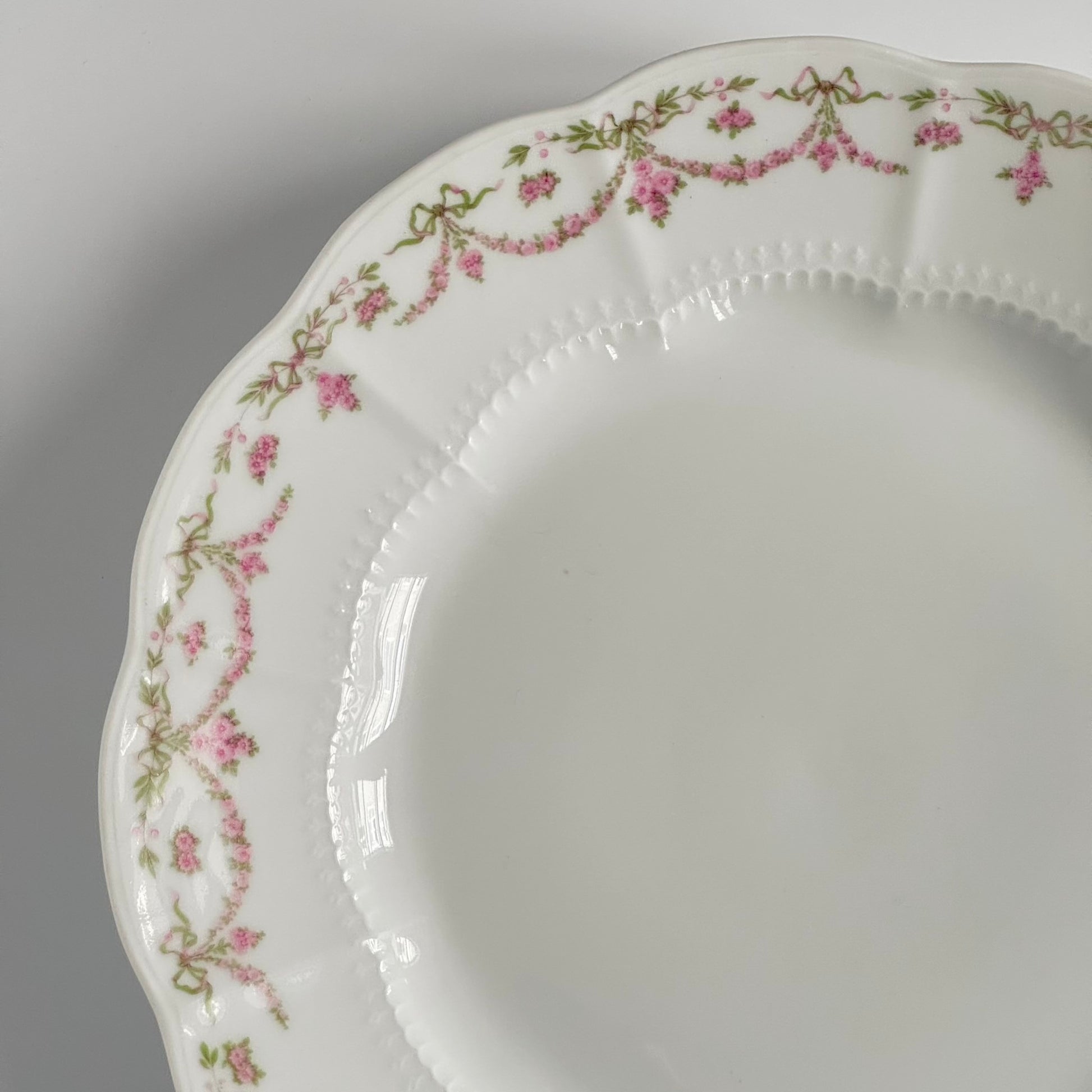 English: Ahrenfeldt Limoges porcelain serving platter with ribbon and floral garland decoration, late 19th–early 20th century ; Français : Plat de service en porcelaine Limoges Ahrenfeldt avec décor de rubans et guirlandes florales, fin XIXᵉ – début XXᵉ siècle ; 日本語: リモージュ Ahrenfeldt 製 ポーセリン大型プレート（リボンと花のガーランド装飾）、19世紀末〜20世紀初頭。