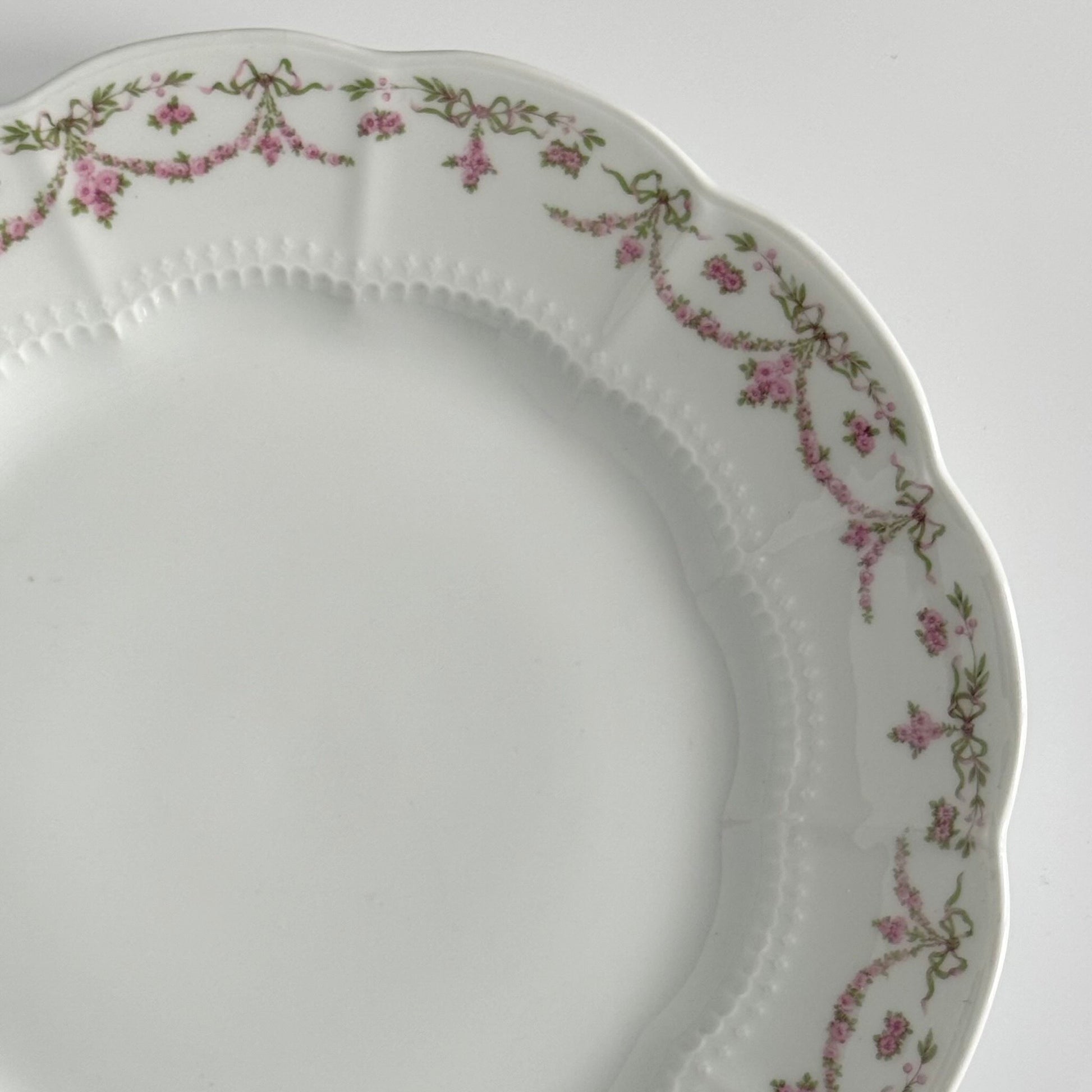 English: Ahrenfeldt Limoges porcelain serving platter with ribbon and floral garland decoration, late 19th–early 20th century ; Français : Plat de service en porcelaine Limoges Ahrenfeldt avec décor de rubans et guirlandes florales, fin XIXᵉ – début XXᵉ siècle ; 日本語: リモージュ Ahrenfeldt 製 ポーセリン大型プレート（リボンと花のガーランド装飾）、19世紀末〜20世紀初頭。