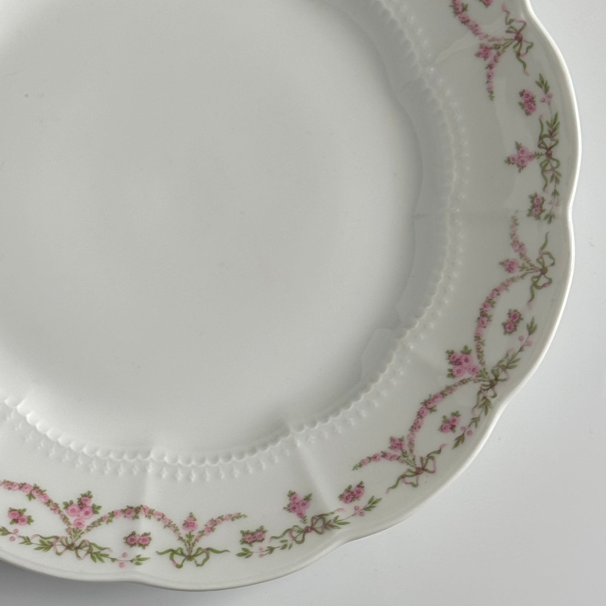 English: Ahrenfeldt Limoges porcelain serving platter with ribbon and floral garland decoration, late 19th–early 20th century ; Français : Plat de service en porcelaine Limoges Ahrenfeldt avec décor de rubans et guirlandes florales, fin XIXᵉ – début XXᵉ siècle ; 日本語: リモージュ Ahrenfeldt 製 ポーセリン大型プレート（リボンと花のガーランド装飾）、19世紀末〜20世紀初頭。