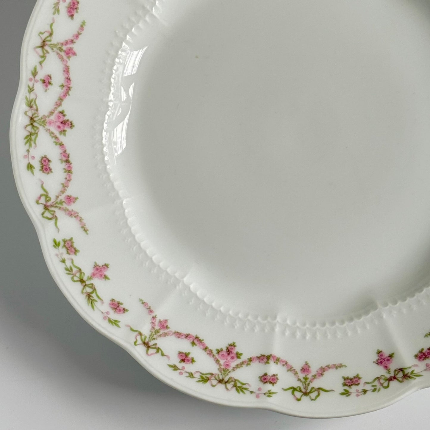 English: Ahrenfeldt Limoges porcelain serving platter with ribbon and floral garland decoration, late 19th–early 20th century ; Français : Plat de service en porcelaine Limoges Ahrenfeldt avec décor de rubans et guirlandes florales, fin XIXᵉ – début XXᵉ siècle ; 日本語: リモージュ Ahrenfeldt 製 ポーセリン大型プレート（リボンと花のガーランド装飾）、19世紀末〜20世紀初頭。