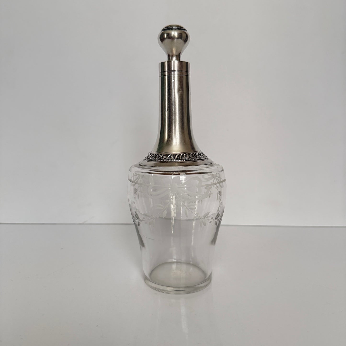 Antique French solid silver and crystal decanter, engraved ribbons and garlands, Minerva 950 hallmark, late 19th century.