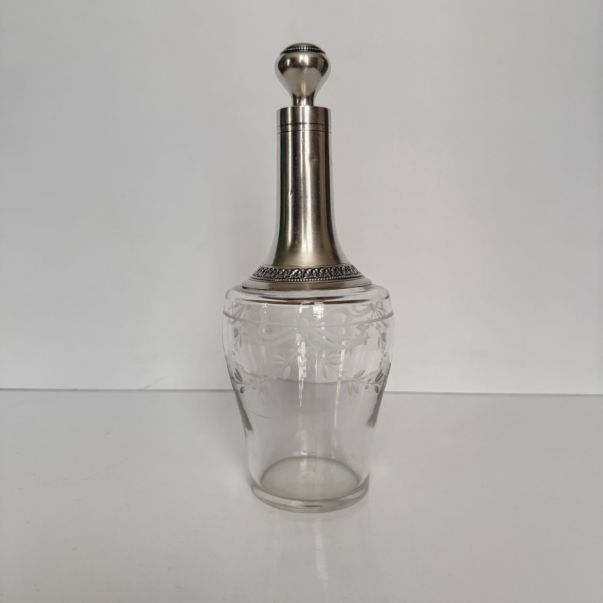 Antique French solid silver and crystal decanter, engraved ribbons and garlands, Minerva 950 hallmark, late 19th century.