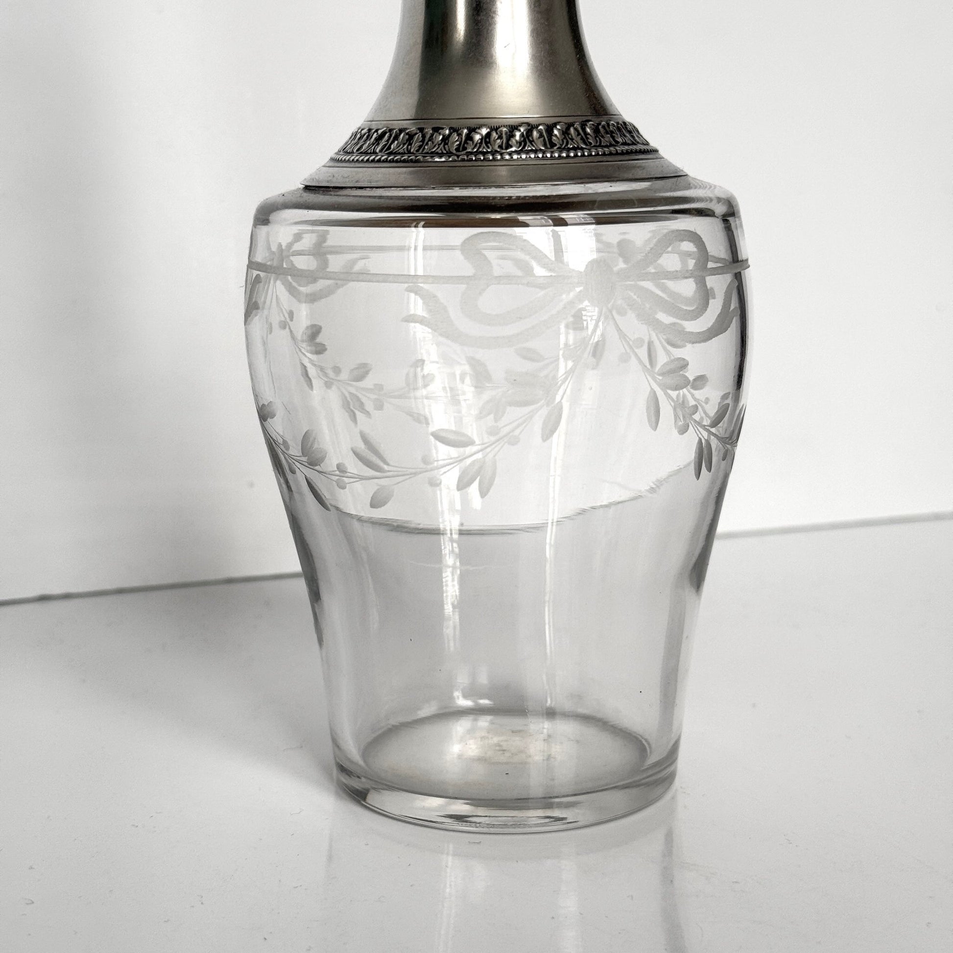 Antique French solid silver and crystal decanter, engraved ribbons and garlands, Minerva 950 hallmark, late 19th century.