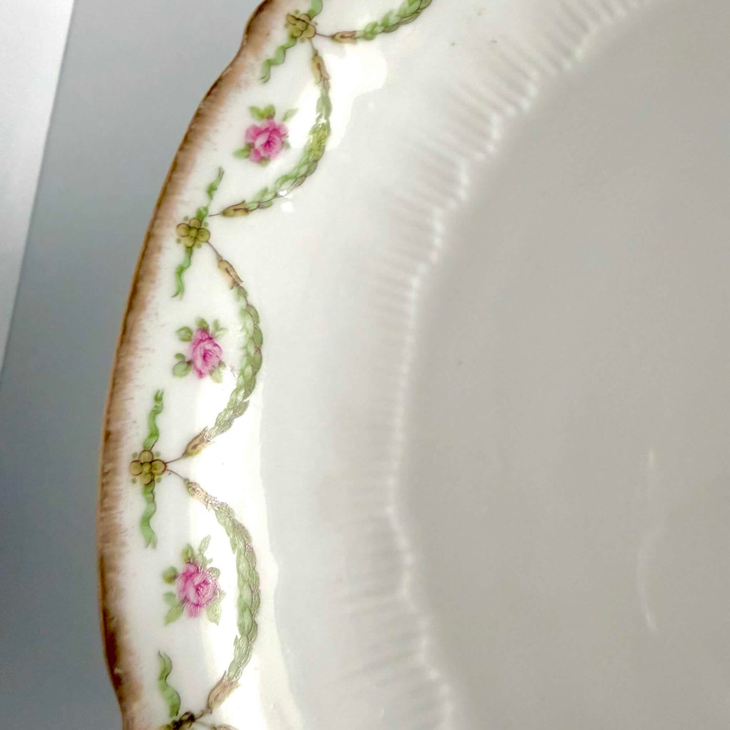 Compotier Ancien sur Piédouche en Porcelaine de Limoges – Roses & Or