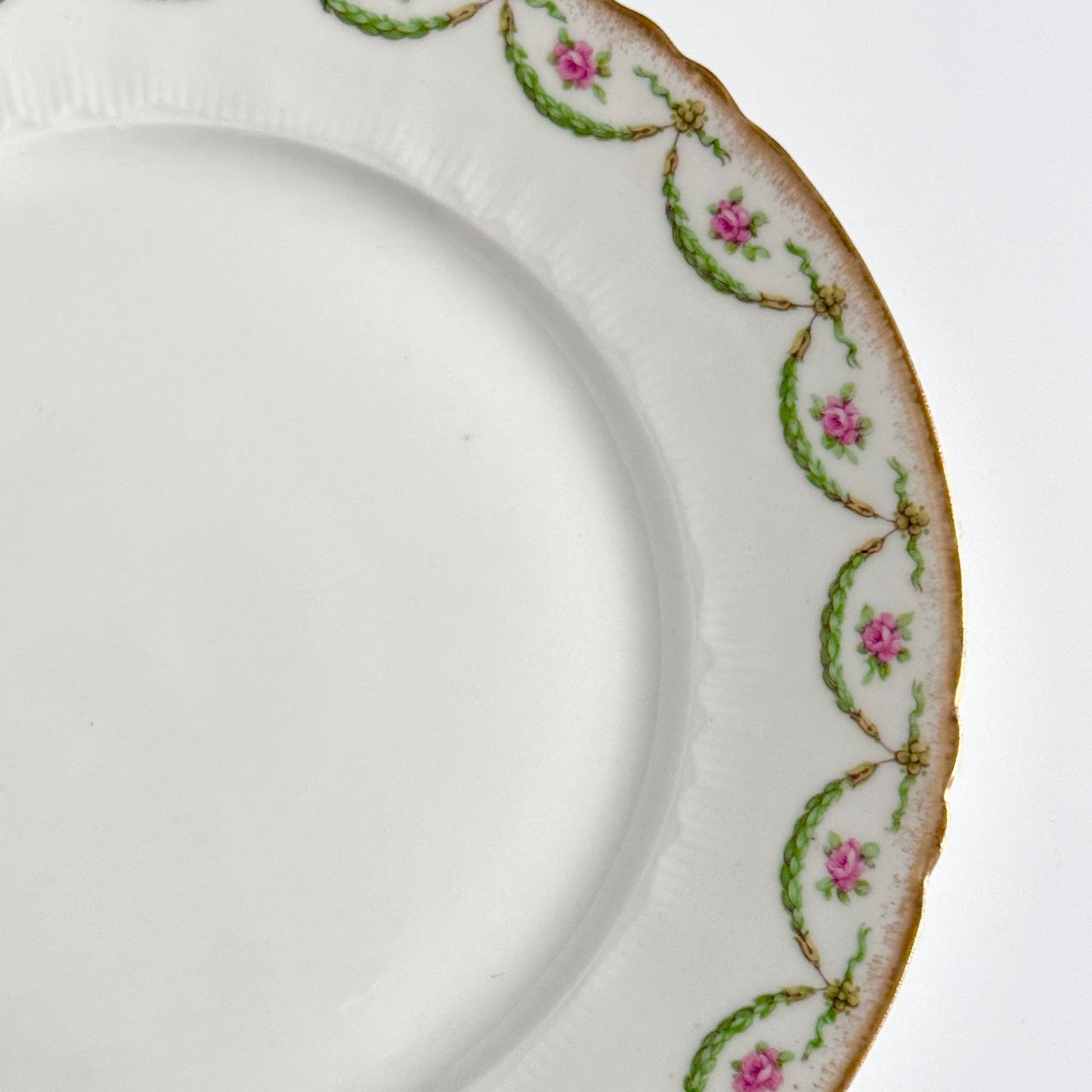 Assiette à Dessert Ancienne en Porcelaine de Limoges – Semis de Roses et Dorure
