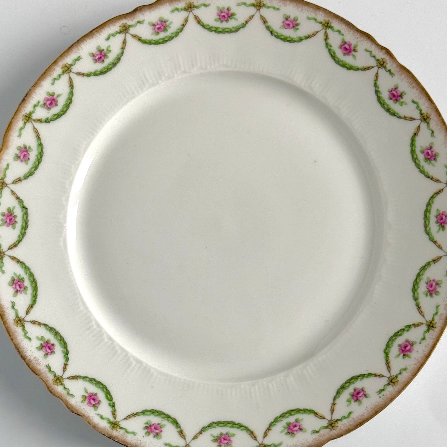 Assiette à Dessert Ancienne en Porcelaine de Limoges – Semis de Roses et Dorure