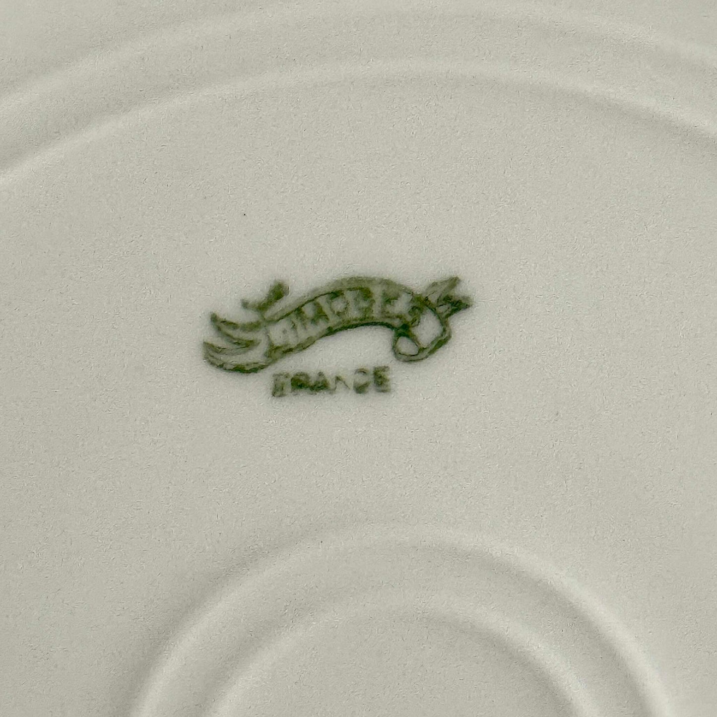 Assiette à Dessert Ancienne en Porcelaine de Limoges – Semis de Roses et Dorure