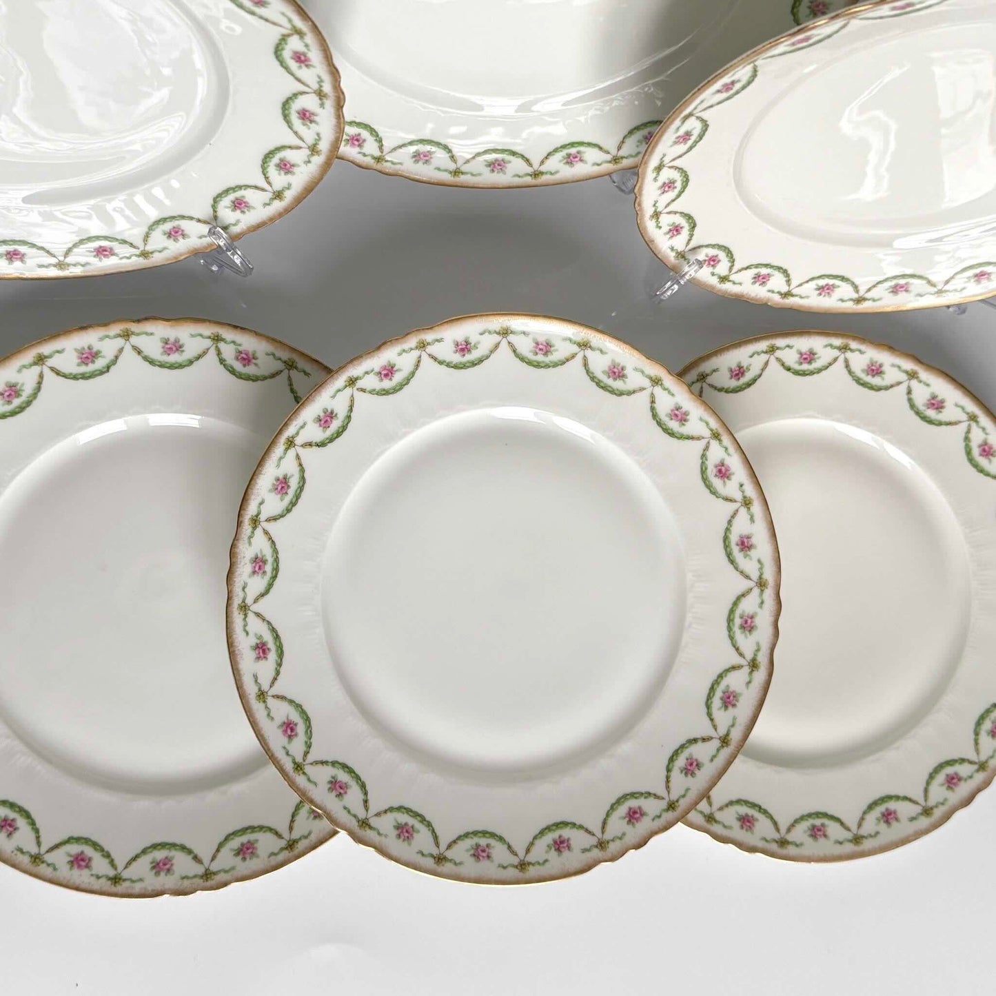 Assiette à Dessert Ancienne en Porcelaine de Limoges – Semis de Roses et Dorure