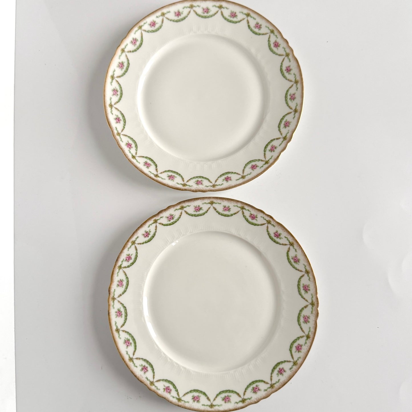 Assiette à Dessert Ancienne en Porcelaine de Limoges – Semis de Roses et Dorure