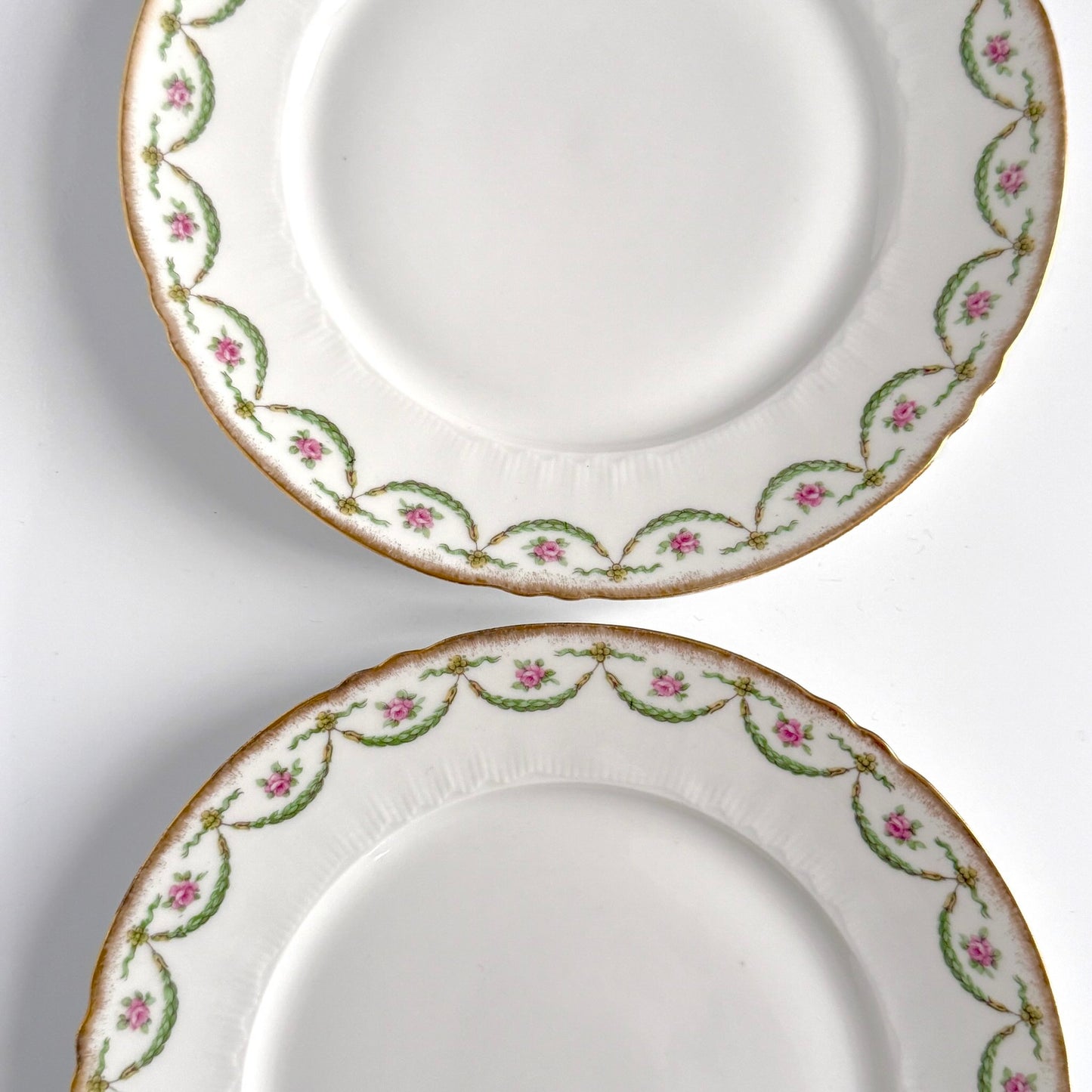 Assiette à Dessert Ancienne en Porcelaine de Limoges – Semis de Roses et Dorure