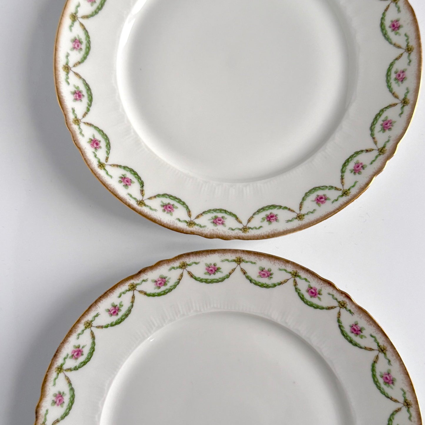 Assiette à Dessert Ancienne en Porcelaine de Limoges – Semis de Roses et Dorure