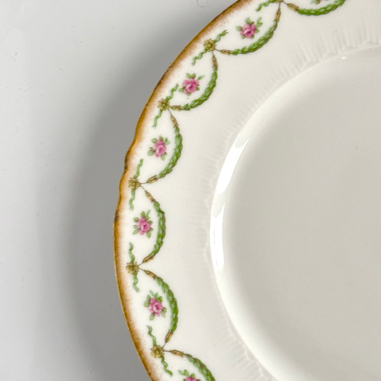 Assiette à Dessert Ancienne en Porcelaine de Limoges – Semis de Roses et Dorure