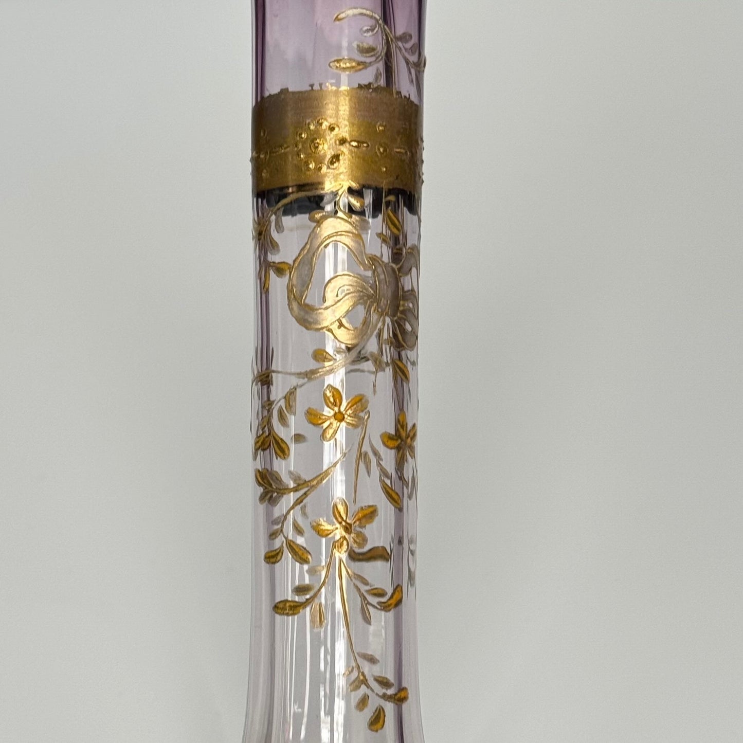 English: Antique purple-tinted glass bud vase (soliflore) with gilded ribbon and floral design, late 19th to early 20th century, French style. ; Français : Soliflore ancien en verre teinté violet avec décor doré de ruban et fleurs, fin XIXᵉ – début XXᵉ, style français. ; 日本語： 紫色のグラデーションが美しいアンティークのガラス製一輪挿し、金彩のリボンと花の装飾付き、19世紀後半〜20世紀初頭