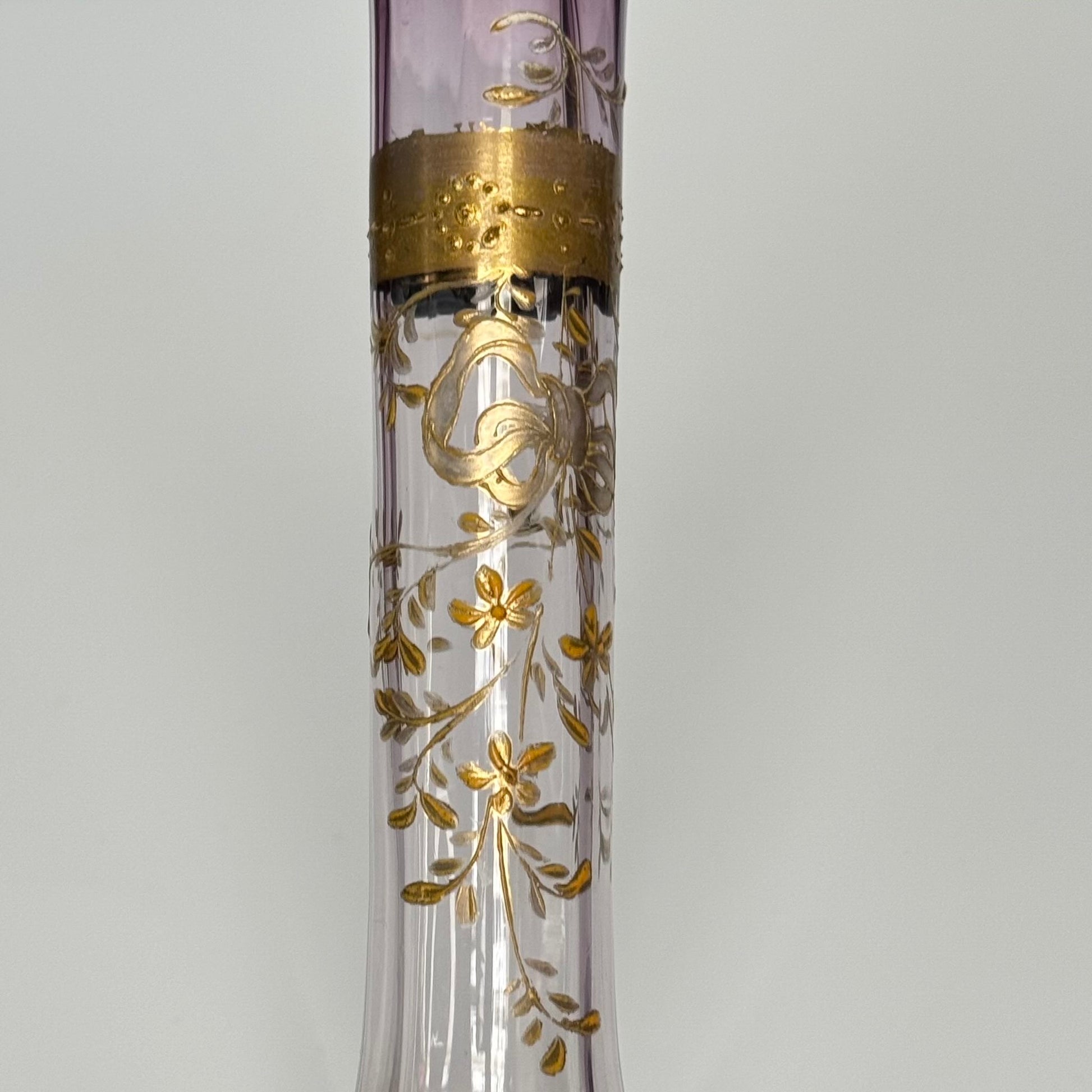 English: Antique purple-tinted glass bud vase (soliflore) with gilded ribbon and floral design, late 19th to early 20th century, French style. ; Français : Soliflore ancien en verre teinté violet avec décor doré de ruban et fleurs, fin XIXᵉ – début XXᵉ, style français. ; 日本語： 紫色のグラデーションが美しいアンティークのガラス製一輪挿し、金彩のリボンと花の装飾付き、19世紀後半〜20世紀初頭