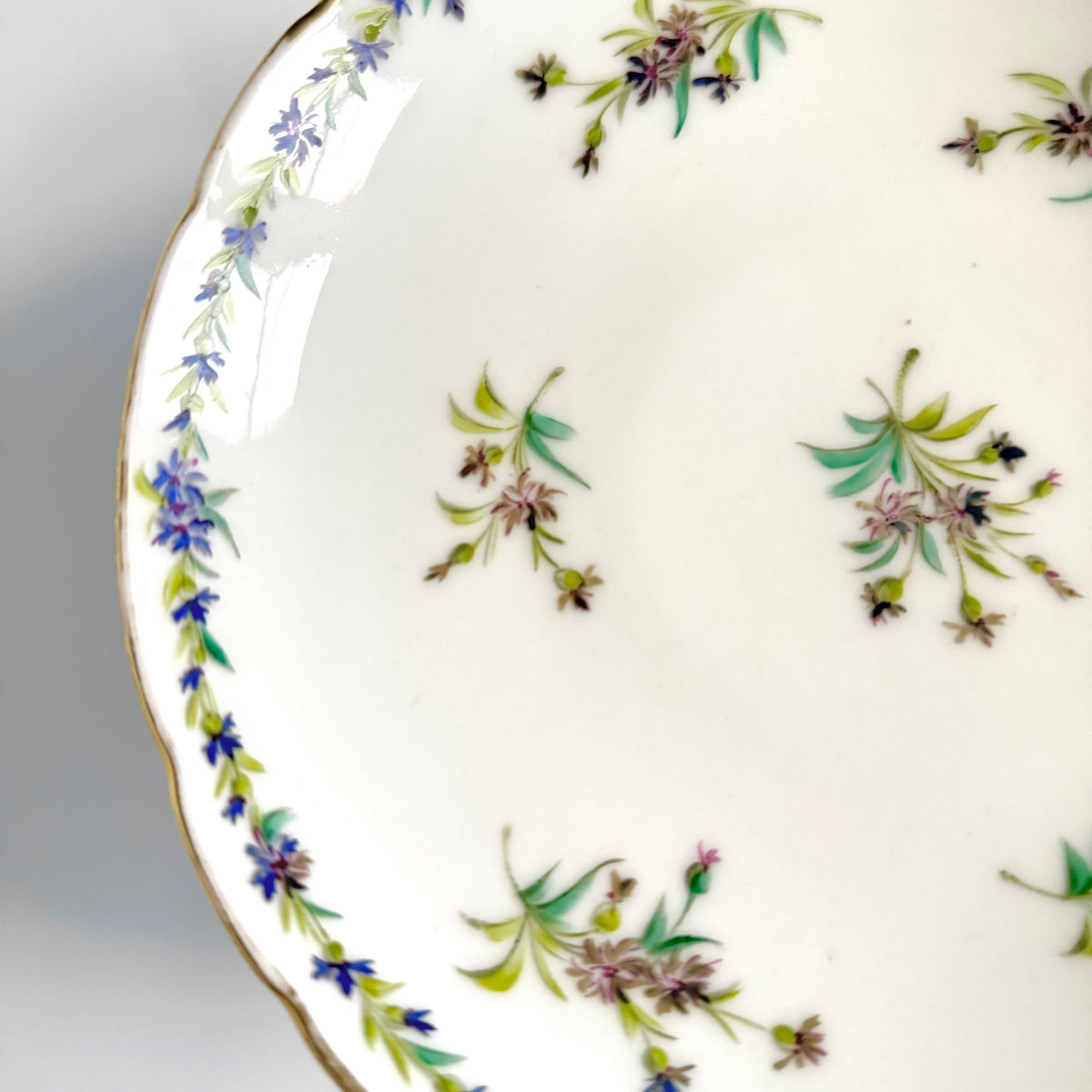 Antique Vieux Paris porcelain pedestal compote, hand-painted with blue cornflowers and gold trim, 19th century France.