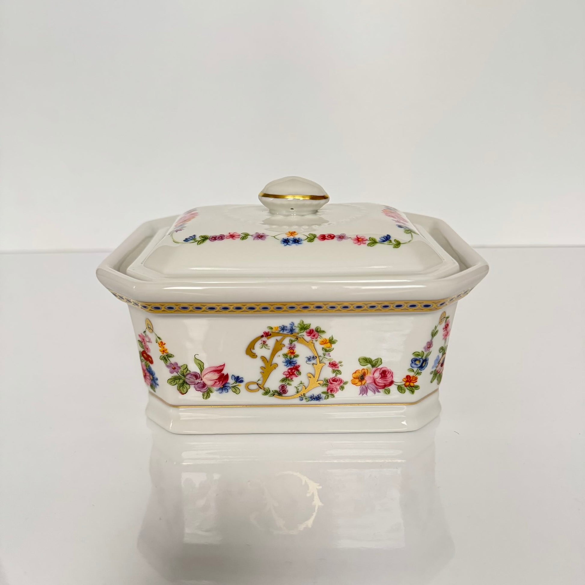 APILCO porcelain terrine/trinket box from the 20th century, inspired by the 18th-century Sèvres porcelain service of Comtesse du Barry, featuring elegant motifs and the initials "DB".