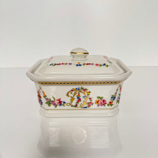 APILCO porcelain terrine/trinket box from the 20th century, inspired by the 18th-century Sèvres porcelain service of Comtesse du Barry, featuring elegant motifs and the initials "DB".