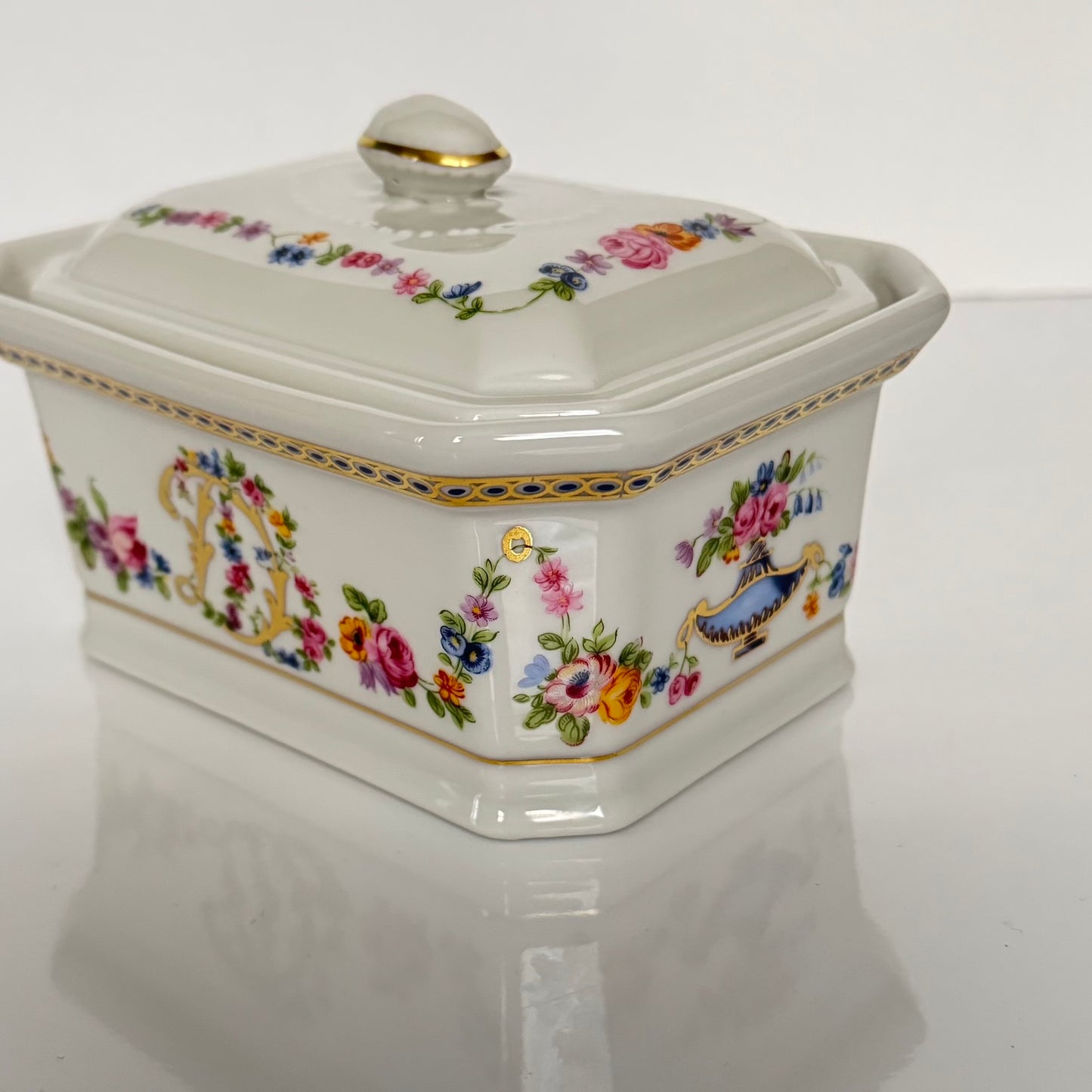APILCO porcelain terrine/trinket box from the 20th century, inspired by the 18th-century Sèvres porcelain service of Comtesse du Barry, featuring elegant motifs and the initials "DB".