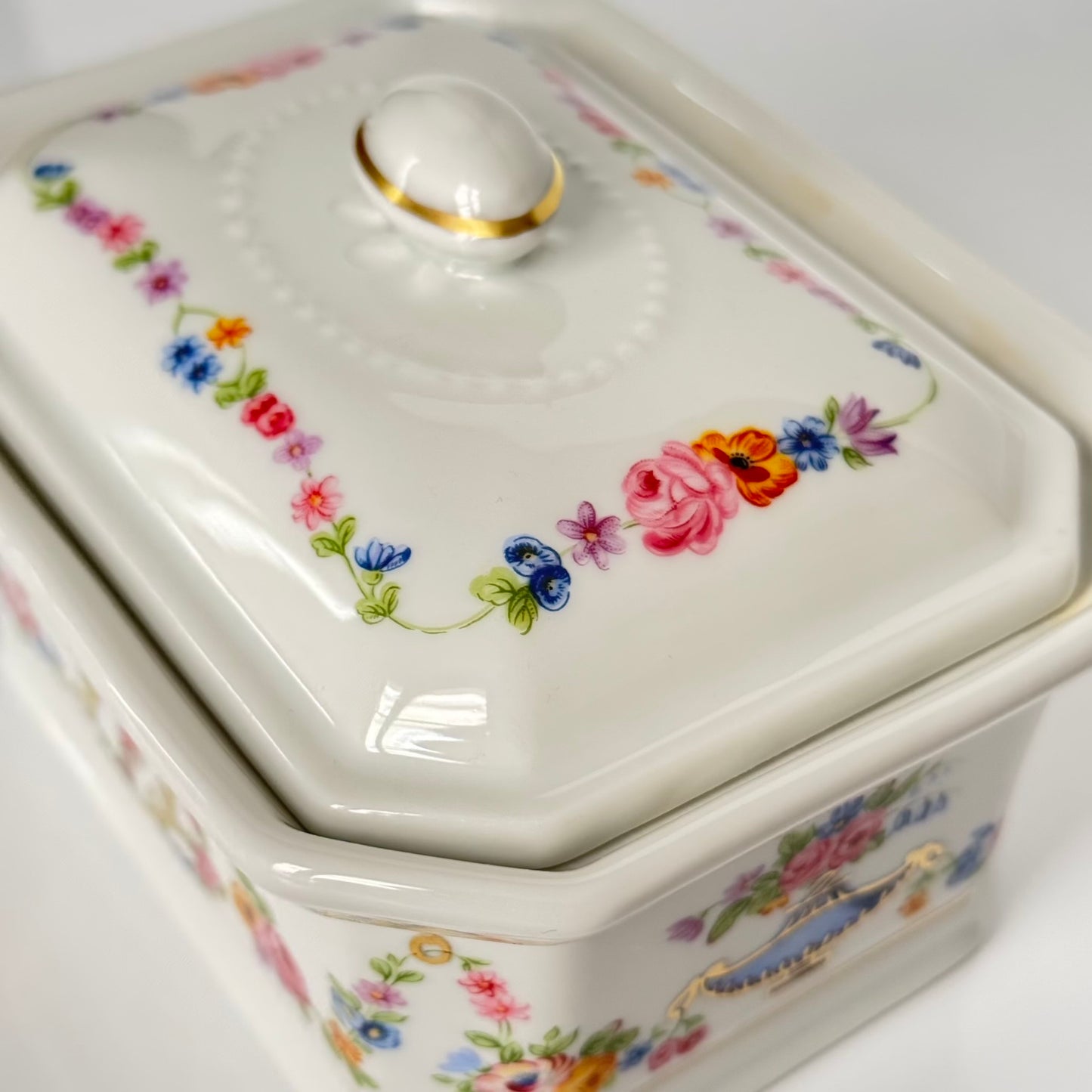 APILCO porcelain terrine/trinket box from the 20th century, inspired by the 18th-century Sèvres porcelain service of Comtesse du Barry, featuring elegant motifs and the initials "DB".