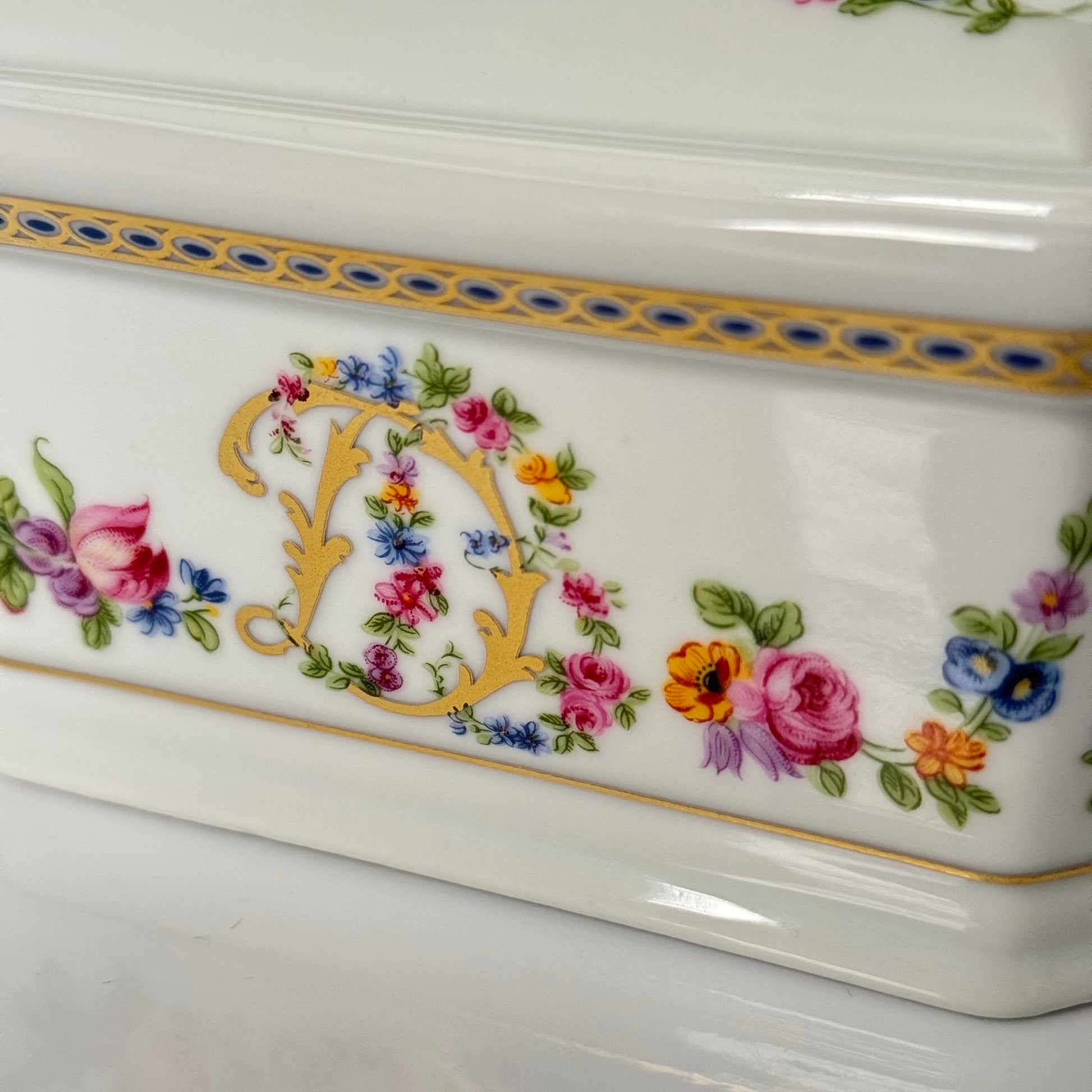 APILCO porcelain terrine/trinket box from the 20th century, inspired by the 18th-century Sèvres porcelain service of Comtesse du Barry, featuring elegant motifs and the initials "DB".