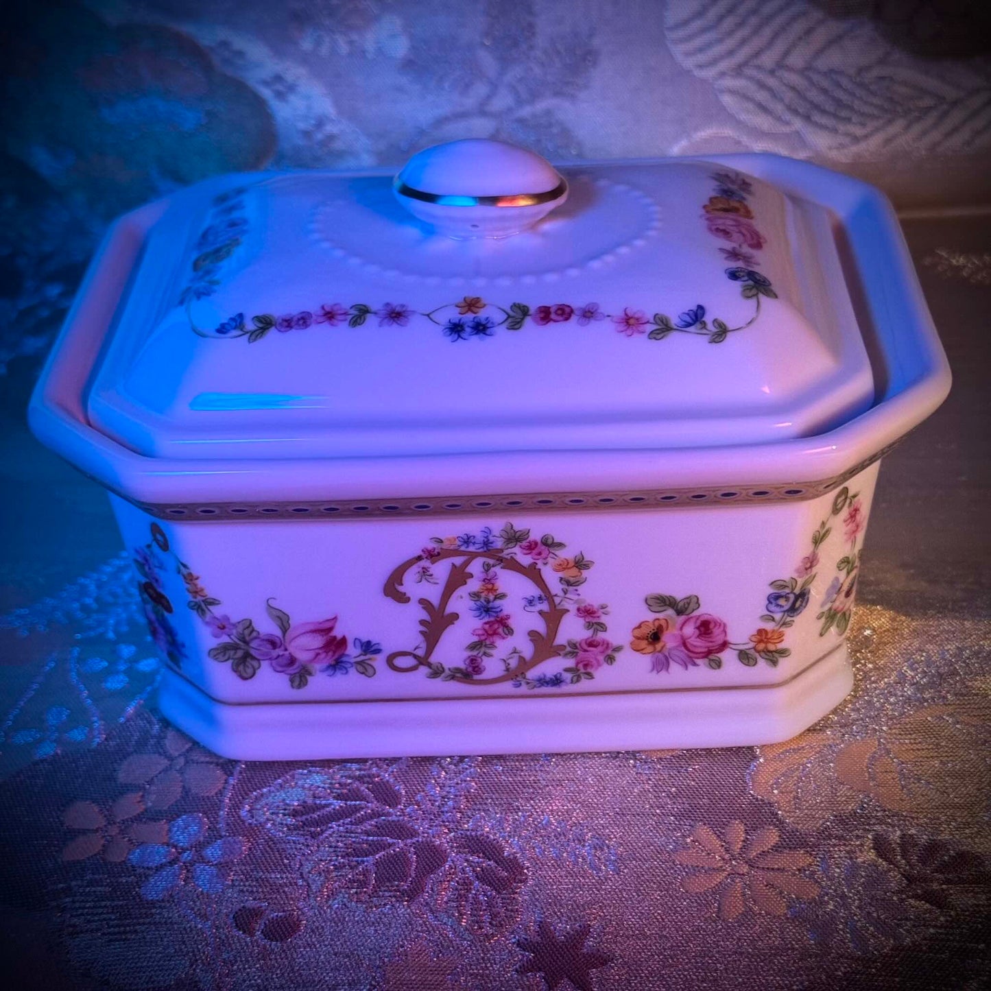 APILCO porcelain terrine/trinket box from the 20th century, inspired by the 18th-century Sèvres porcelain service of Comtesse du Barry, featuring elegant motifs and the initials "DB".