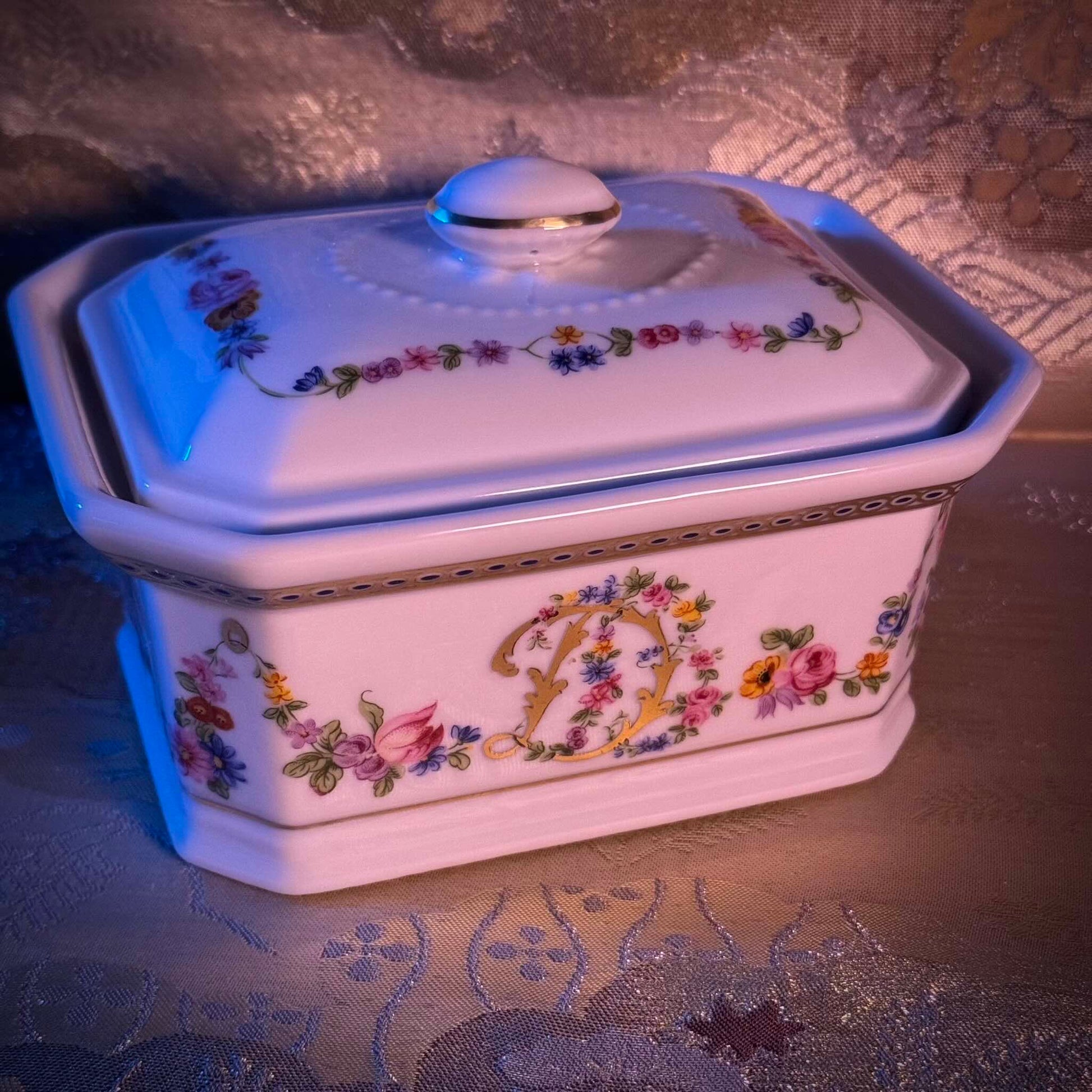 APILCO porcelain terrine/trinket box from the 20th century, inspired by the 18th-century Sèvres porcelain service of Comtesse du Barry, featuring elegant motifs and the initials "DB".