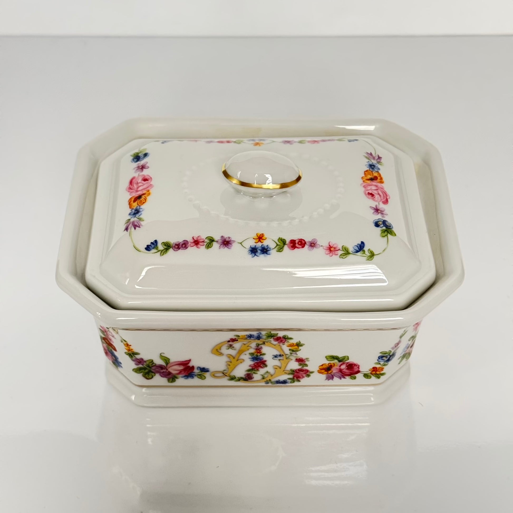 APILCO porcelain terrine/trinket box from the 20th century, inspired by the 18th-century Sèvres porcelain service of Comtesse du Barry, featuring elegant motifs and the initials "DB".