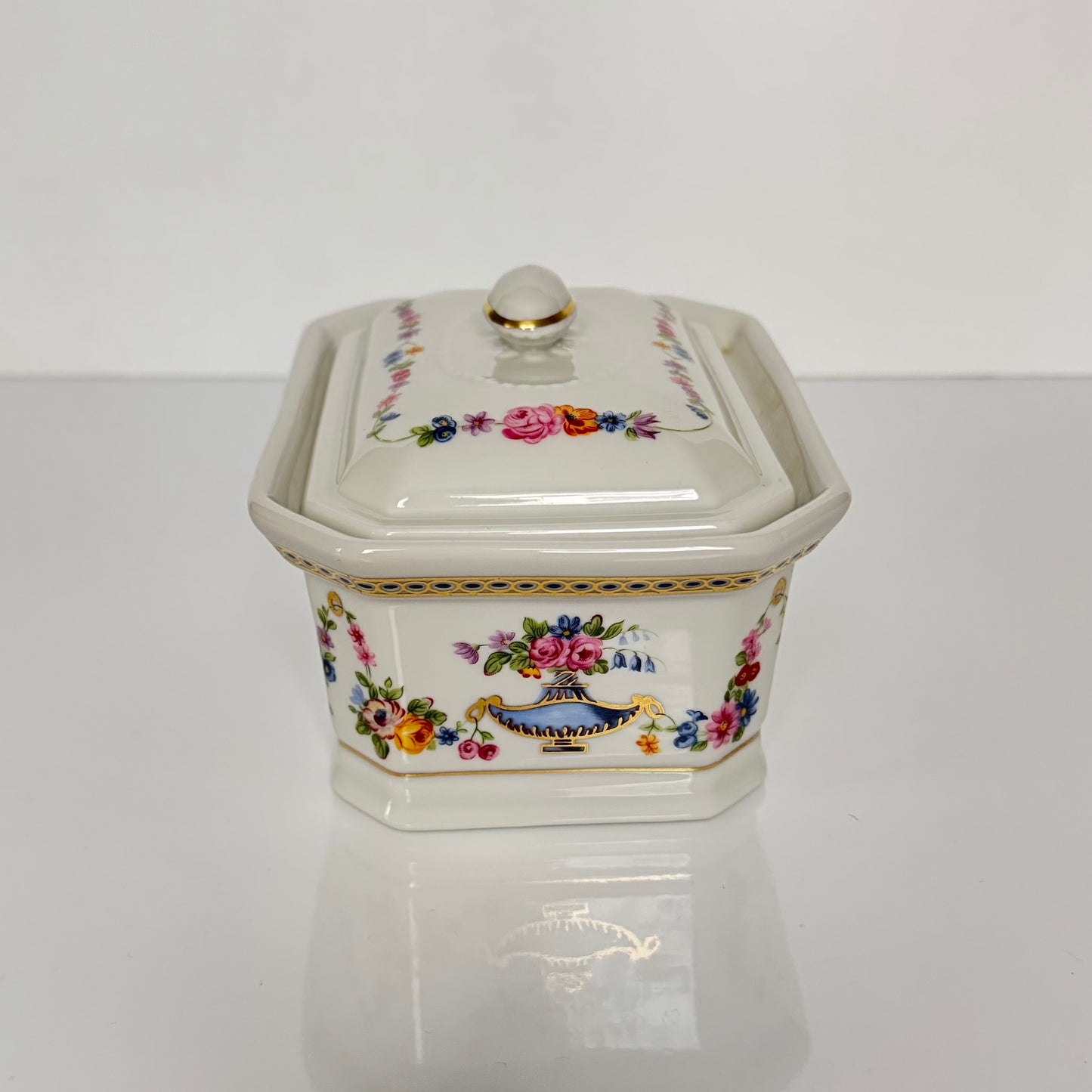 APILCO porcelain terrine/trinket box from the 20th century, inspired by the 18th-century Sèvres porcelain service of Comtesse du Barry, featuring elegant motifs and the initials "DB".