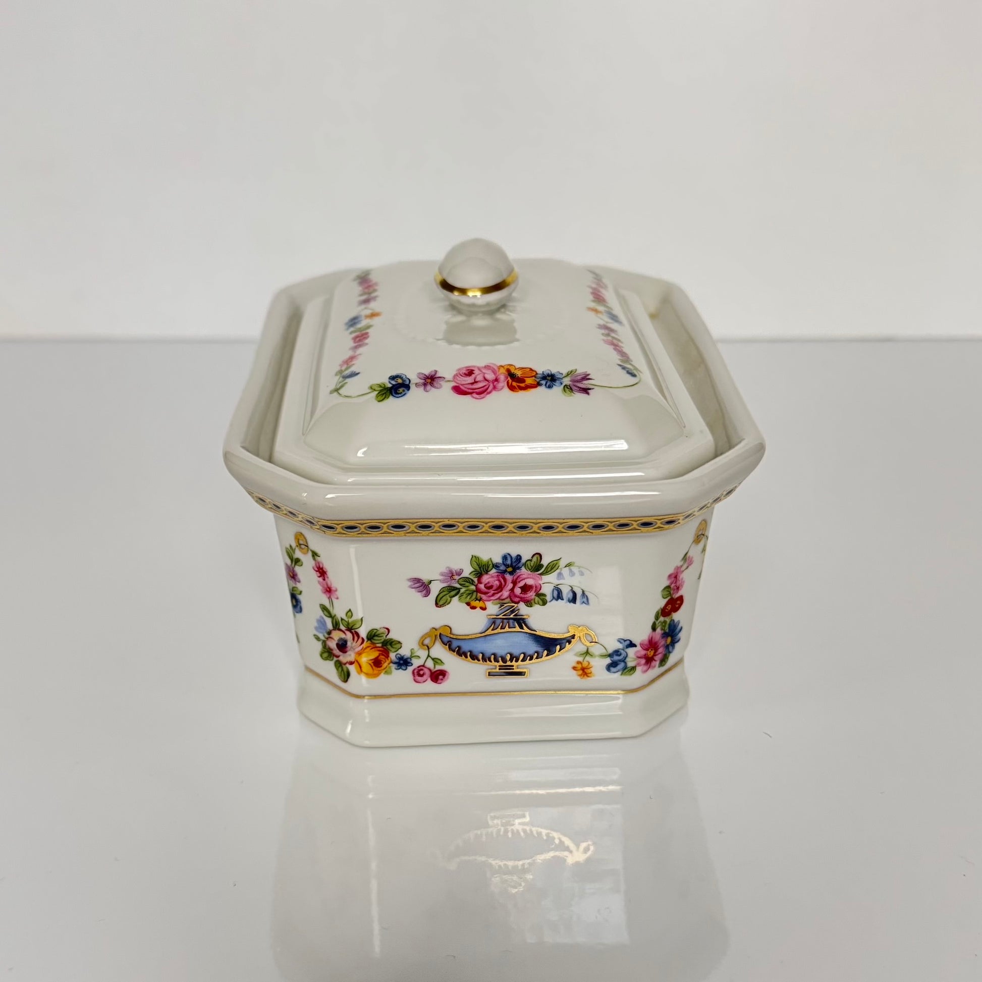 APILCO porcelain terrine/trinket box from the 20th century, inspired by the 18th-century Sèvres porcelain service of Comtesse du Barry, featuring elegant motifs and the initials "DB".