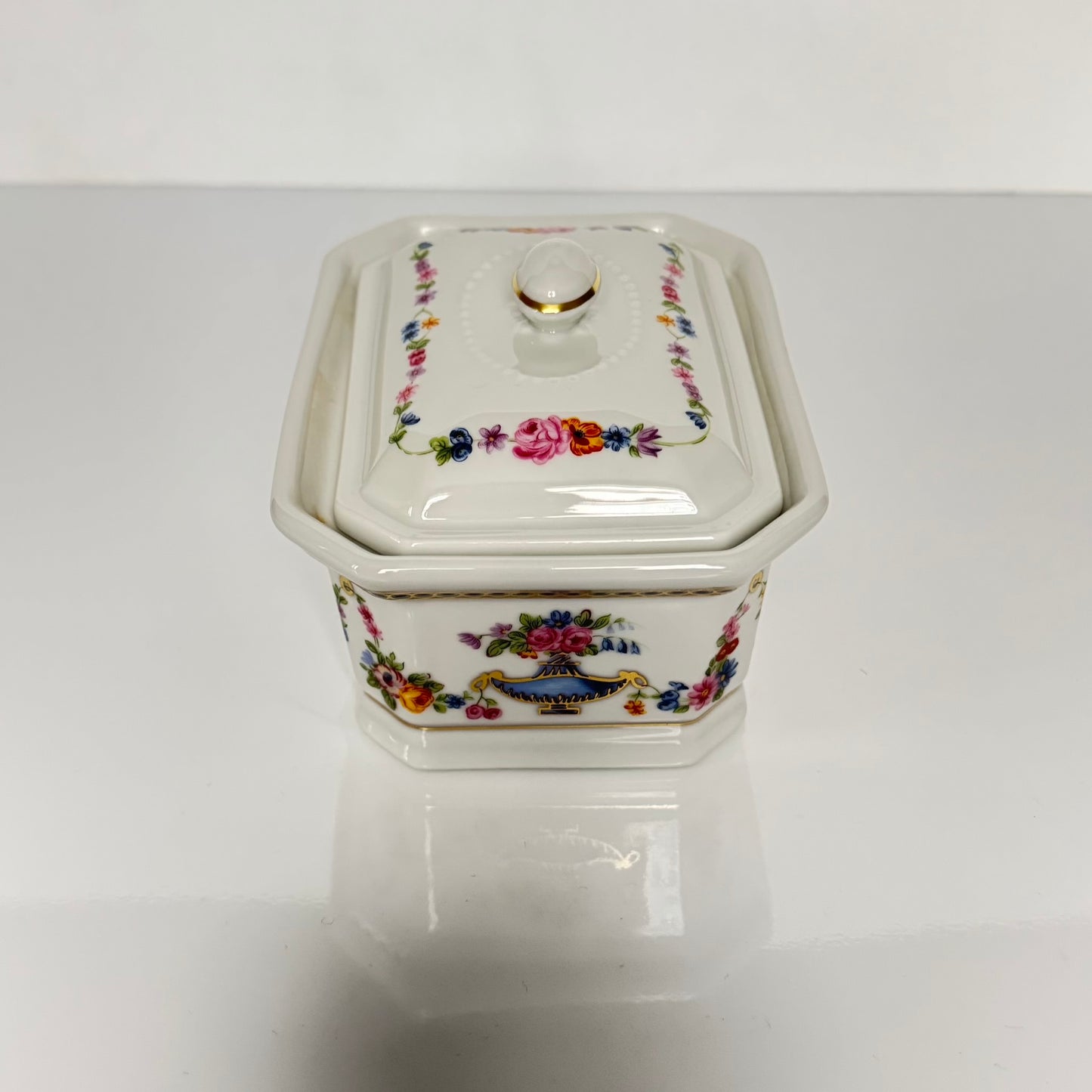APILCO porcelain terrine/trinket box from the 20th century, inspired by the 18th-century Sèvres porcelain service of Comtesse du Barry, featuring elegant motifs and the initials "DB".